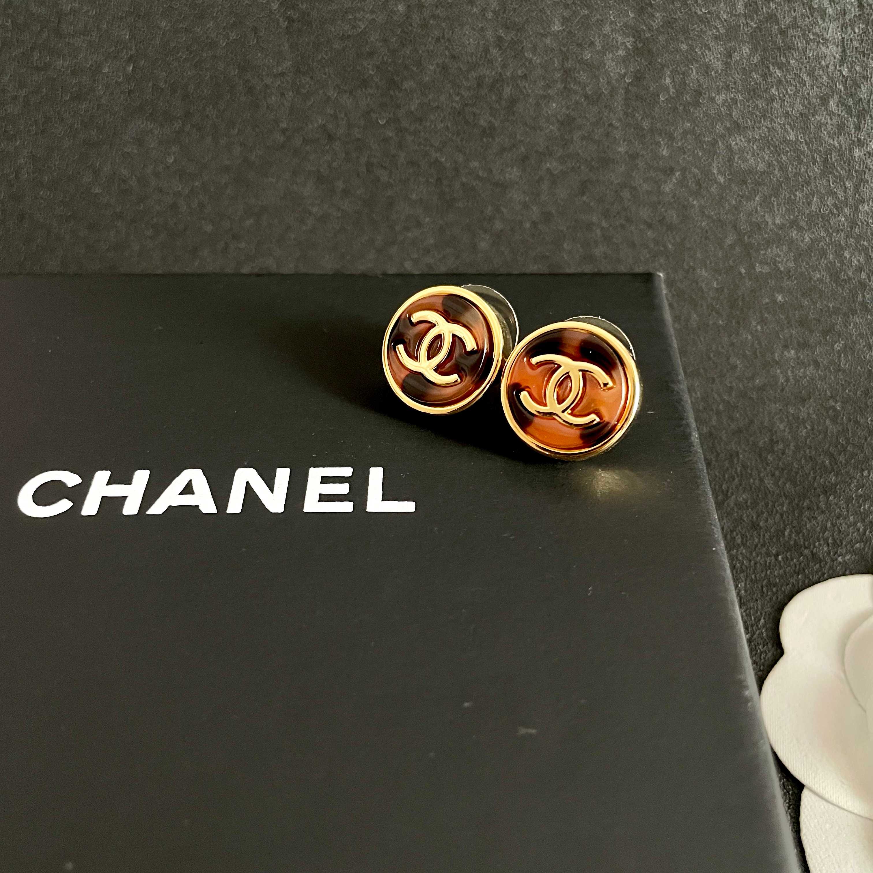 Chanel CC Logo Round Tortoiseshell Stud Earrings earrings gold-tone metal with tortoiseshell brown and amber resin 1 5cm diameter