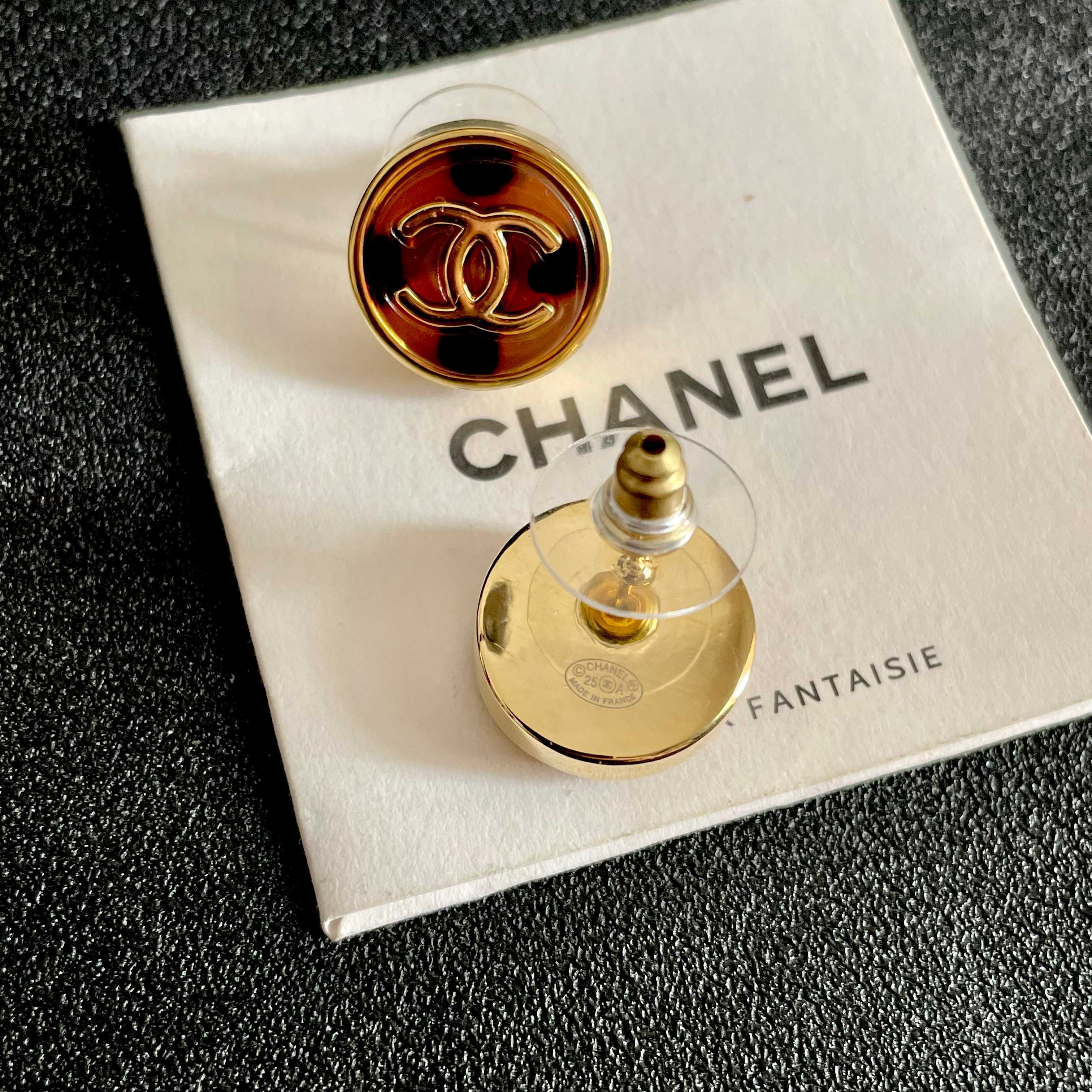 Chanel CC Logo Round Tortoiseshell Stud Earrings earrings gold-tone metal with tortoiseshell brown and amber resin 1 5cm diameter