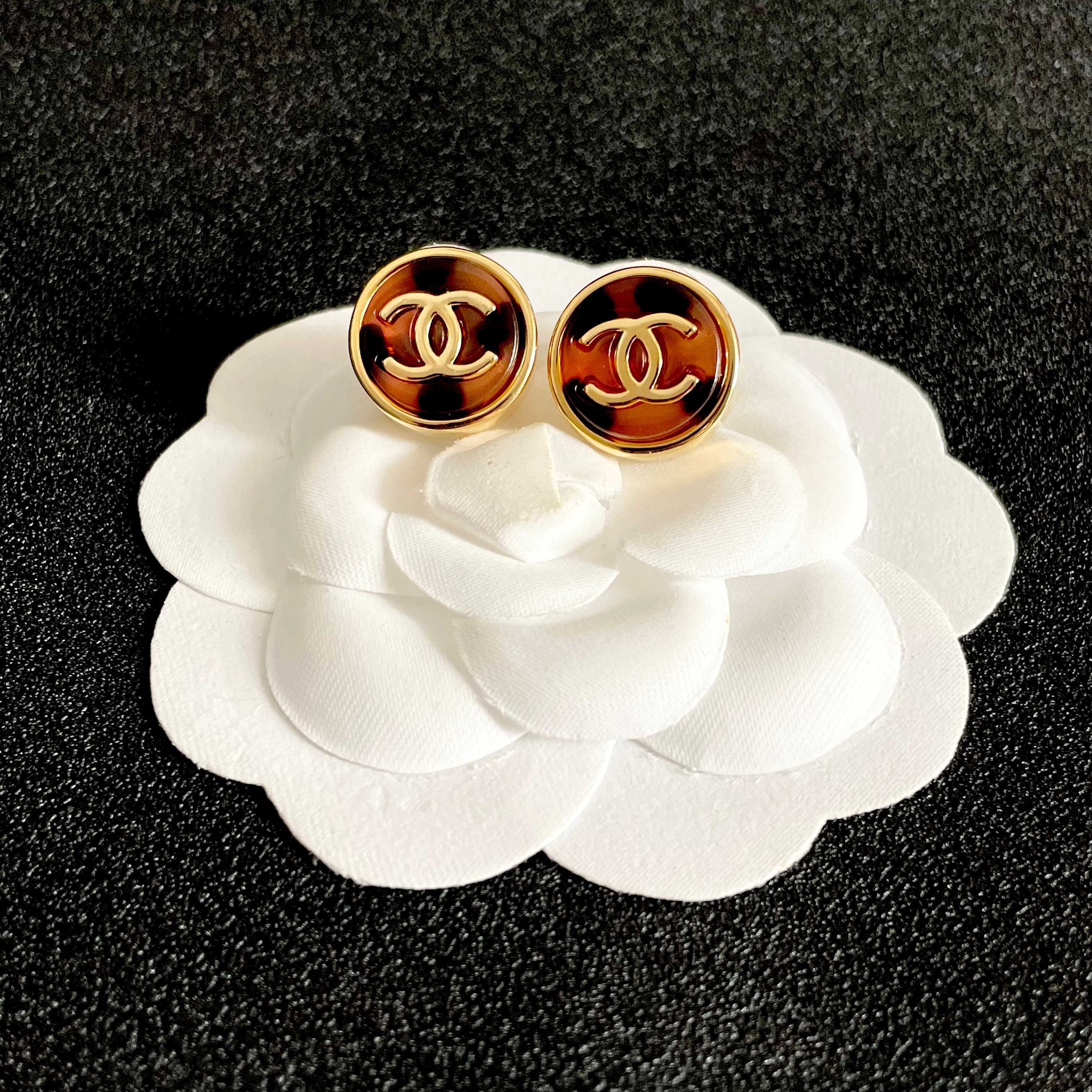 Chanel CC Logo Round Tortoiseshell Stud Earrings earrings gold-tone metal with tortoiseshell brown and amber resin 1 5cm diameter