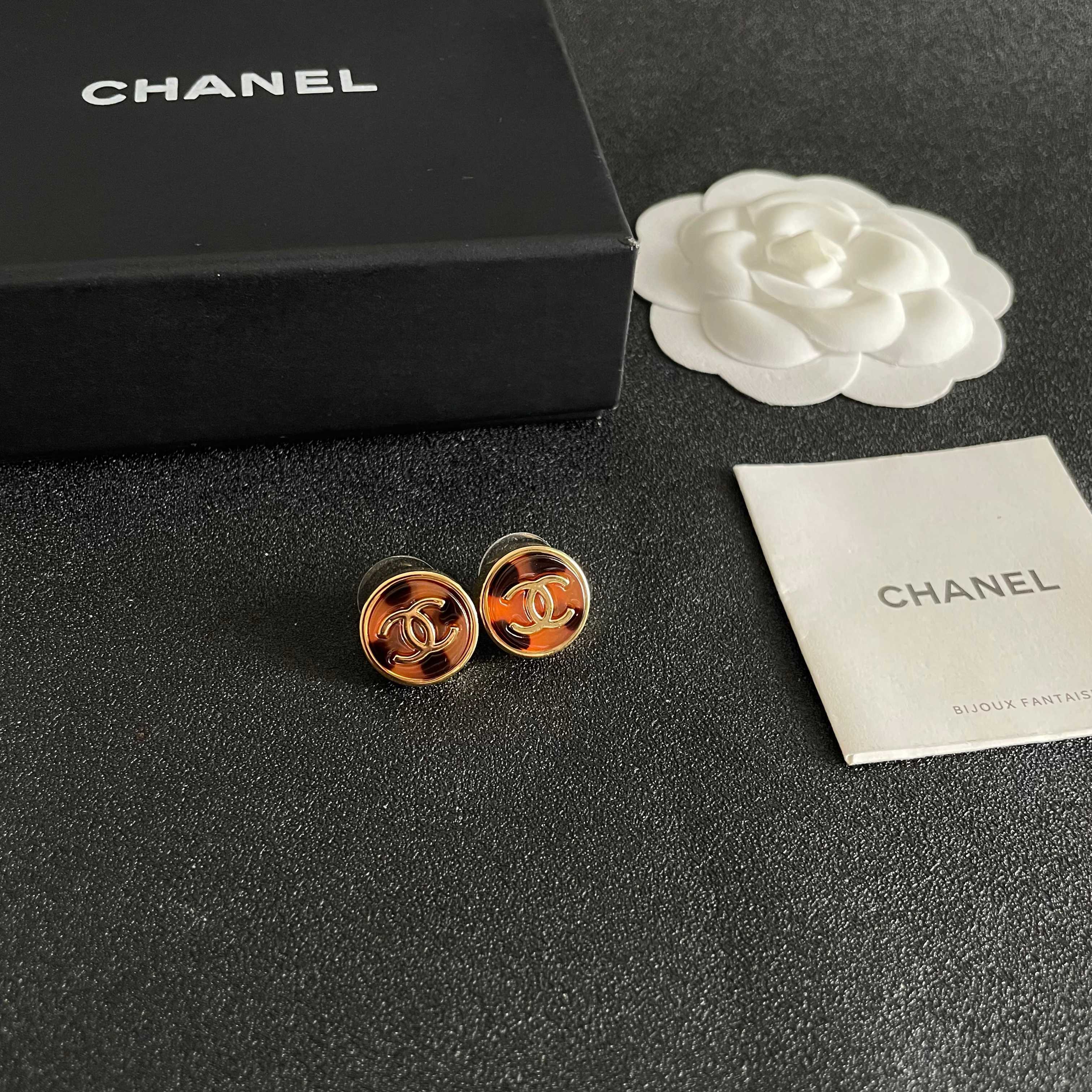 Chanel CC Logo Round Tortoiseshell Stud Earrings earrings gold-tone metal with tortoiseshell brown and amber resin 1 5cm diameter