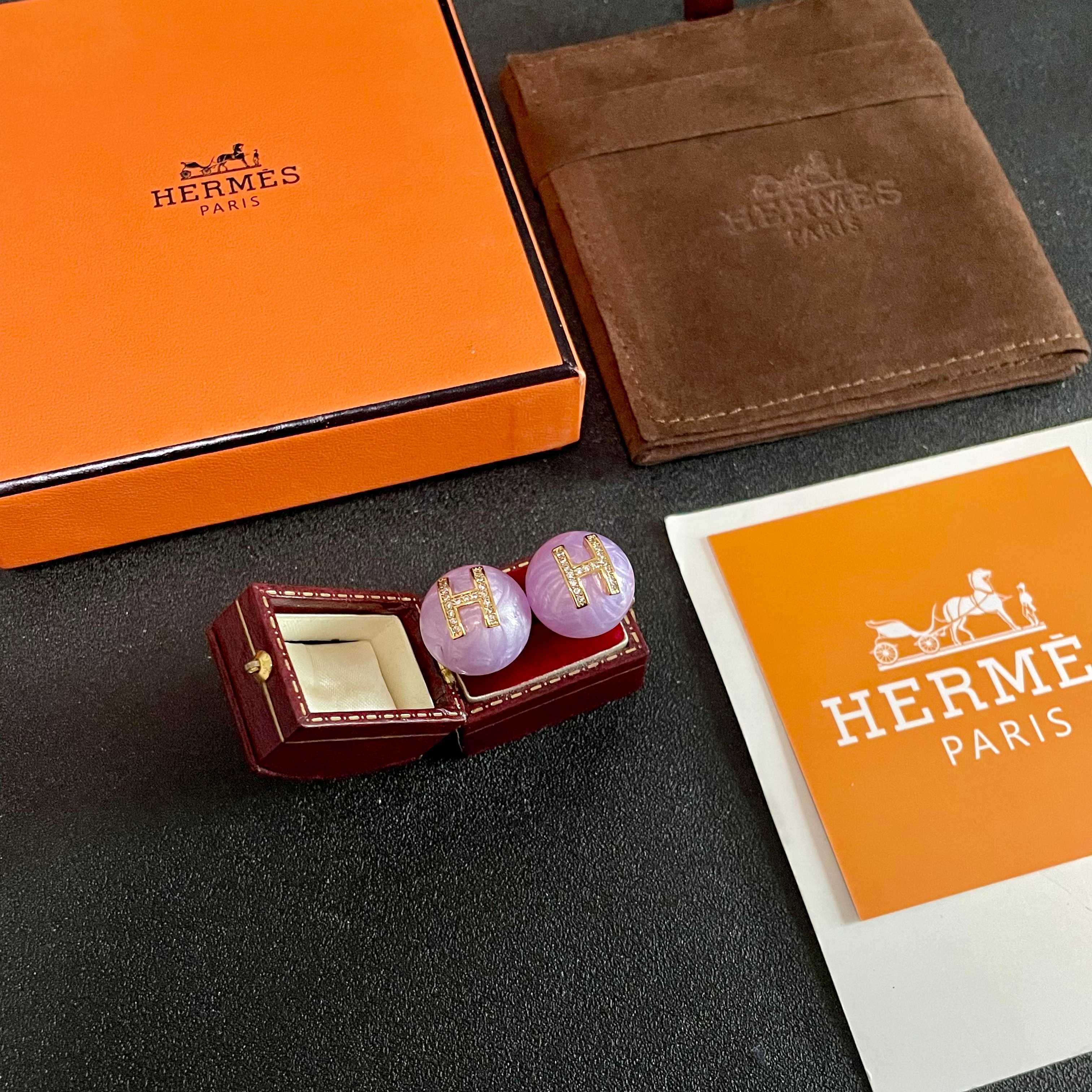 Orecchini Hermes H Logo Orecchini base in resina viola lavanda con logo H in metallo color oro incastonato con cristalli trasparenti diametro 1 2 cm