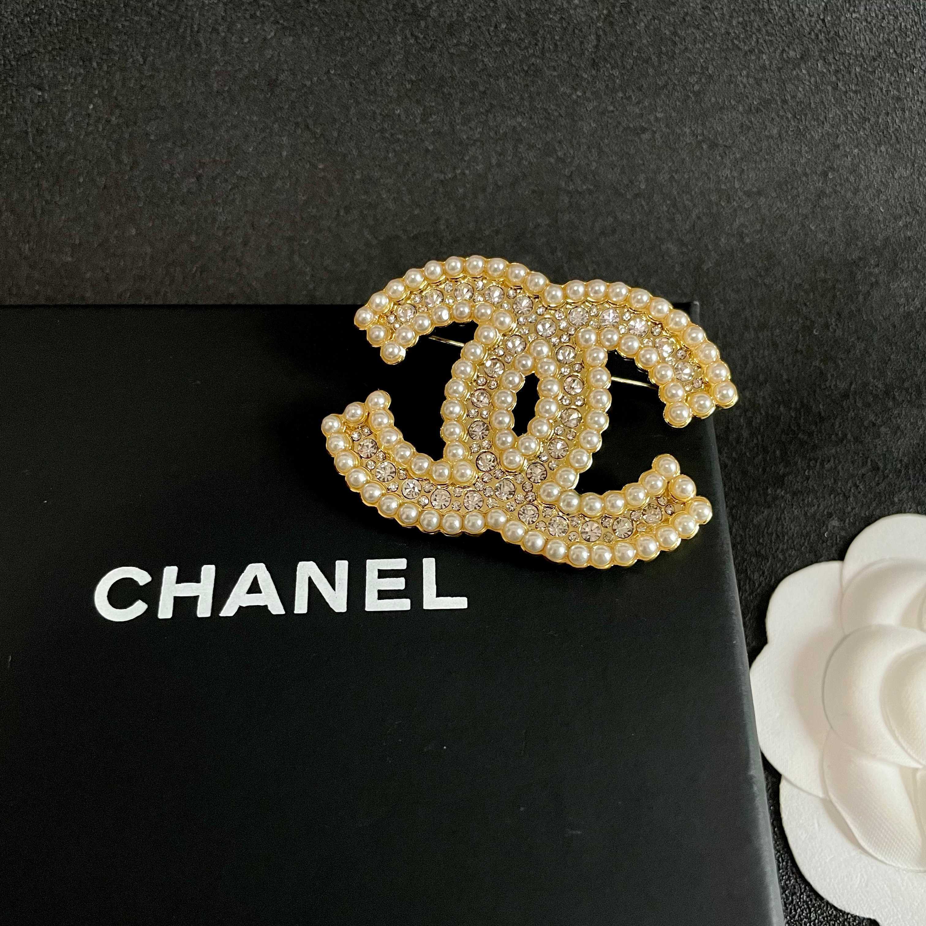 Chanel CC Logo Pearl Crystal Brooch brooch gold-tone metal cream faux pearl clear crystal 4 5cm width
