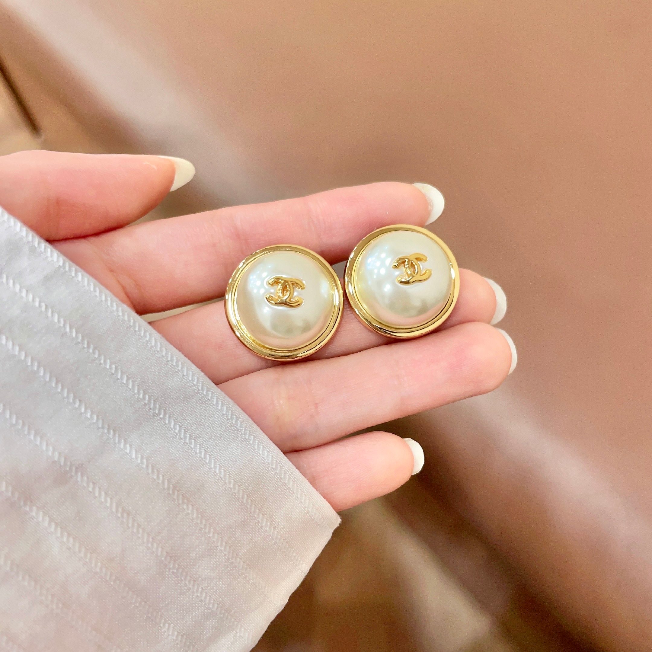 Chanel CC Logo Round Pearl Stud Earrings earrings gold-tone metal cream white faux pearl 2cm diameter