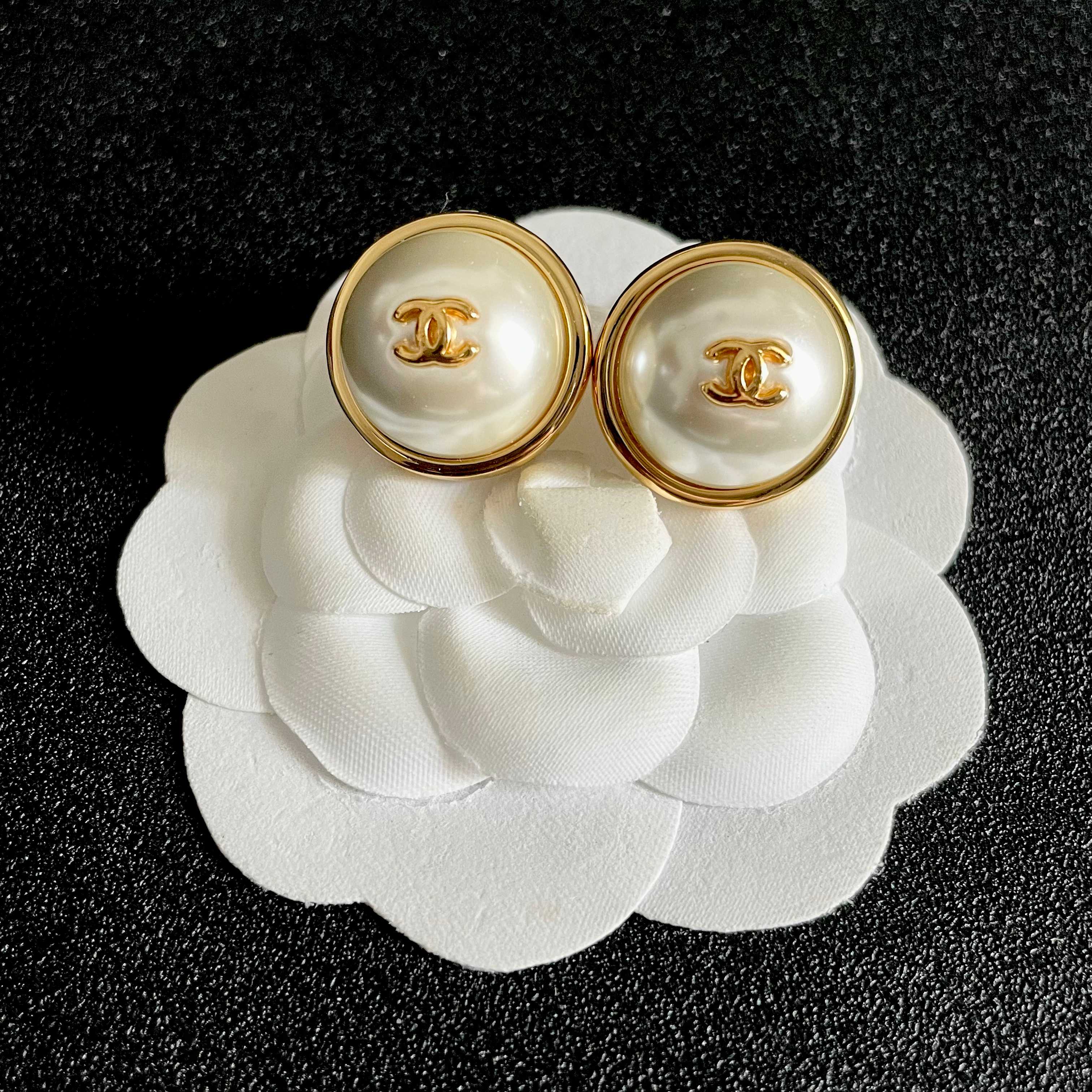 Chanel CC Logo Round Pearl Stud Earrings earrings gold-tone metal cream white faux pearl 2cm diameter