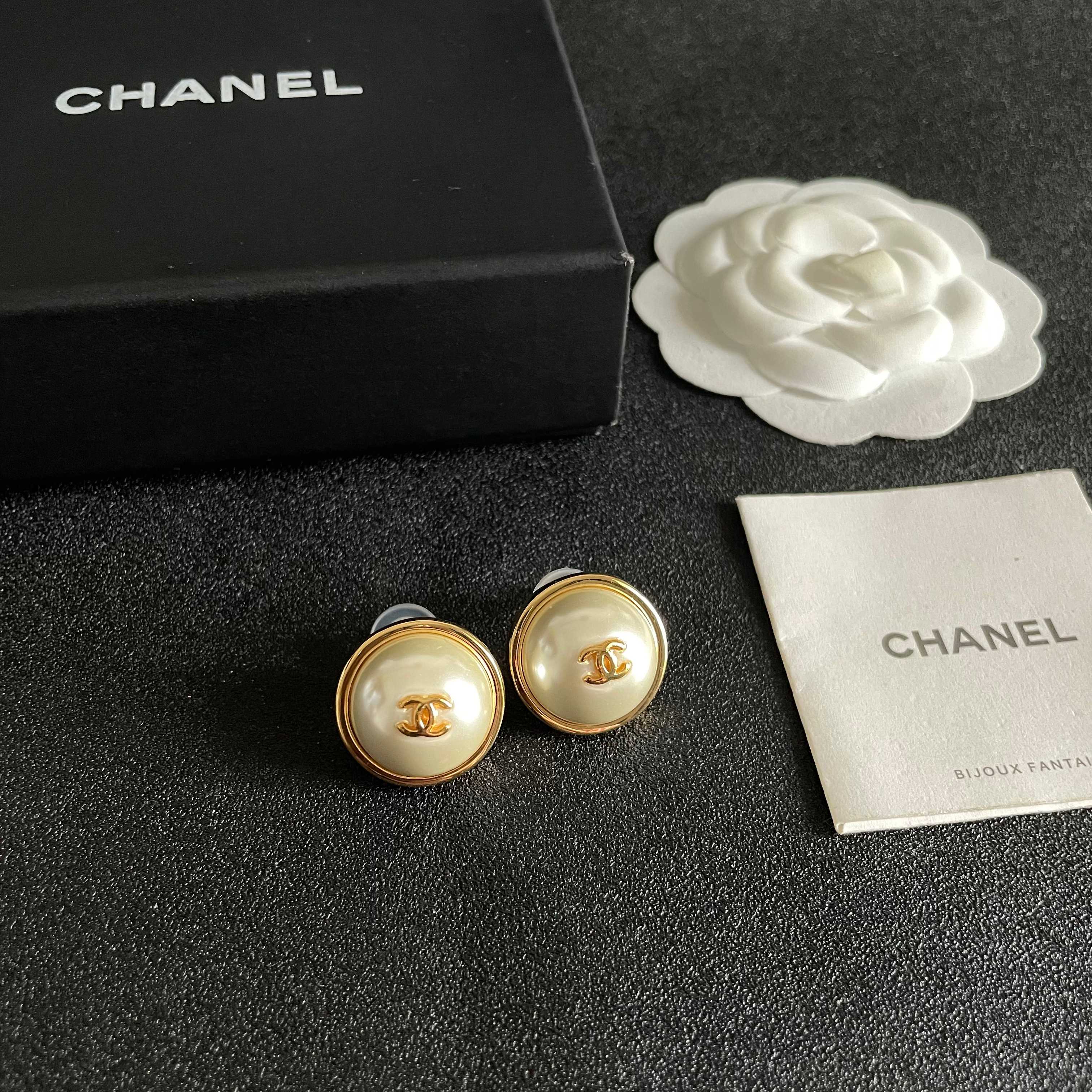 Chanel CC Logo Round Pearl Stud Earrings earrings gold-tone metal cream white faux pearl 2cm diameter