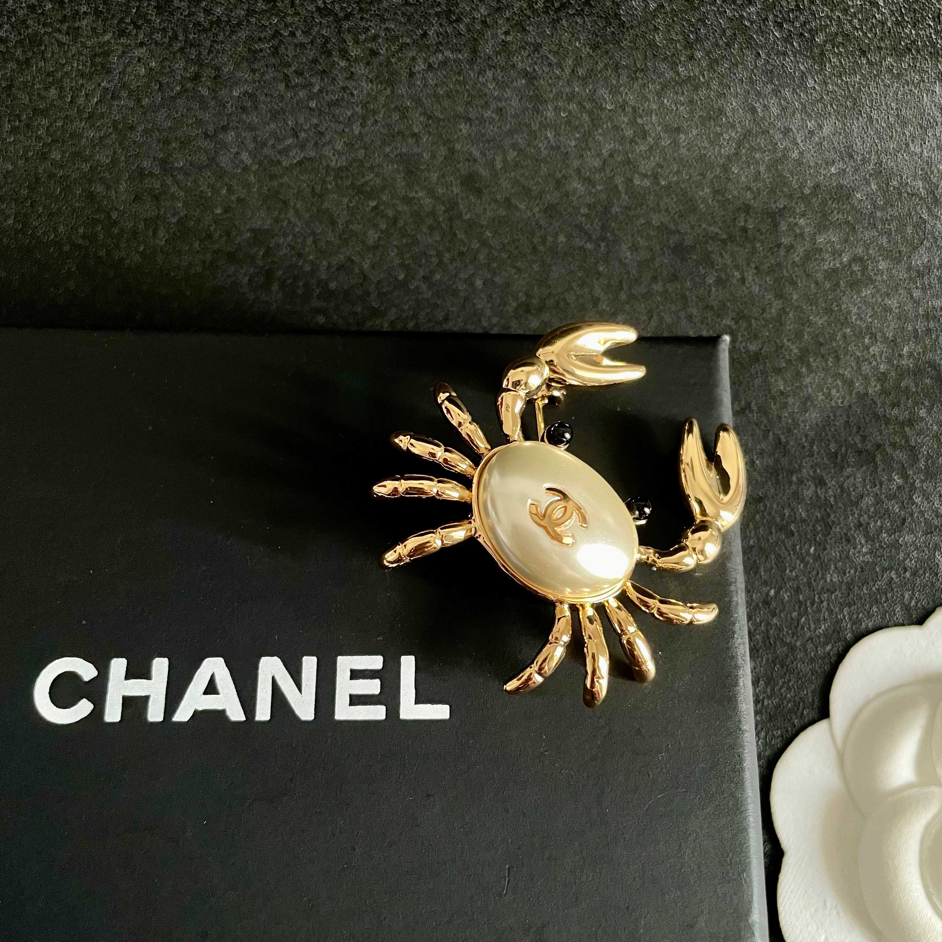 Chanel CC Crab Brooch brooch gold tone metal white faux pearl black enamel 3cm width