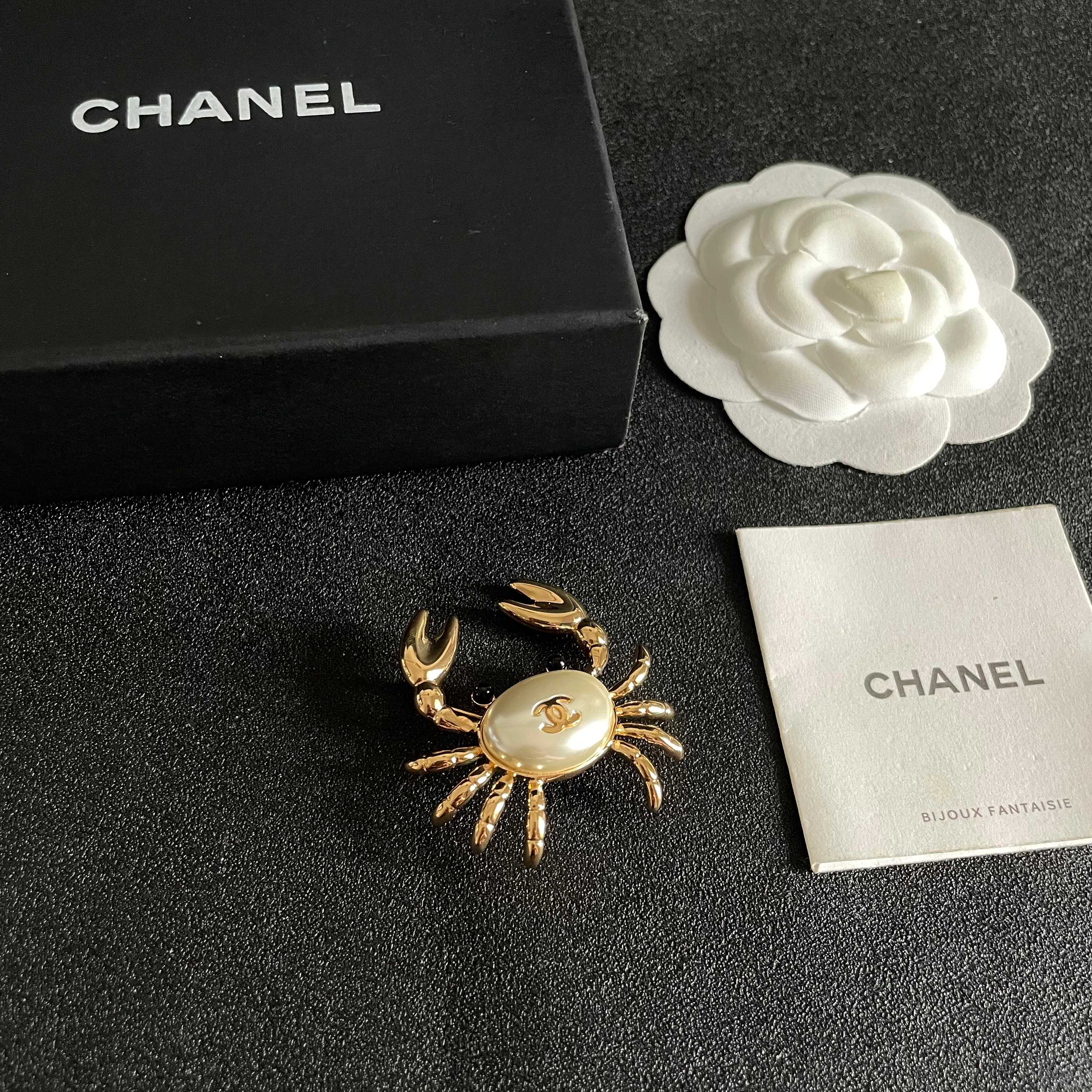 Chanel CC Crab Brooch brooch gold tone metal white faux pearl black enamel 3cm width