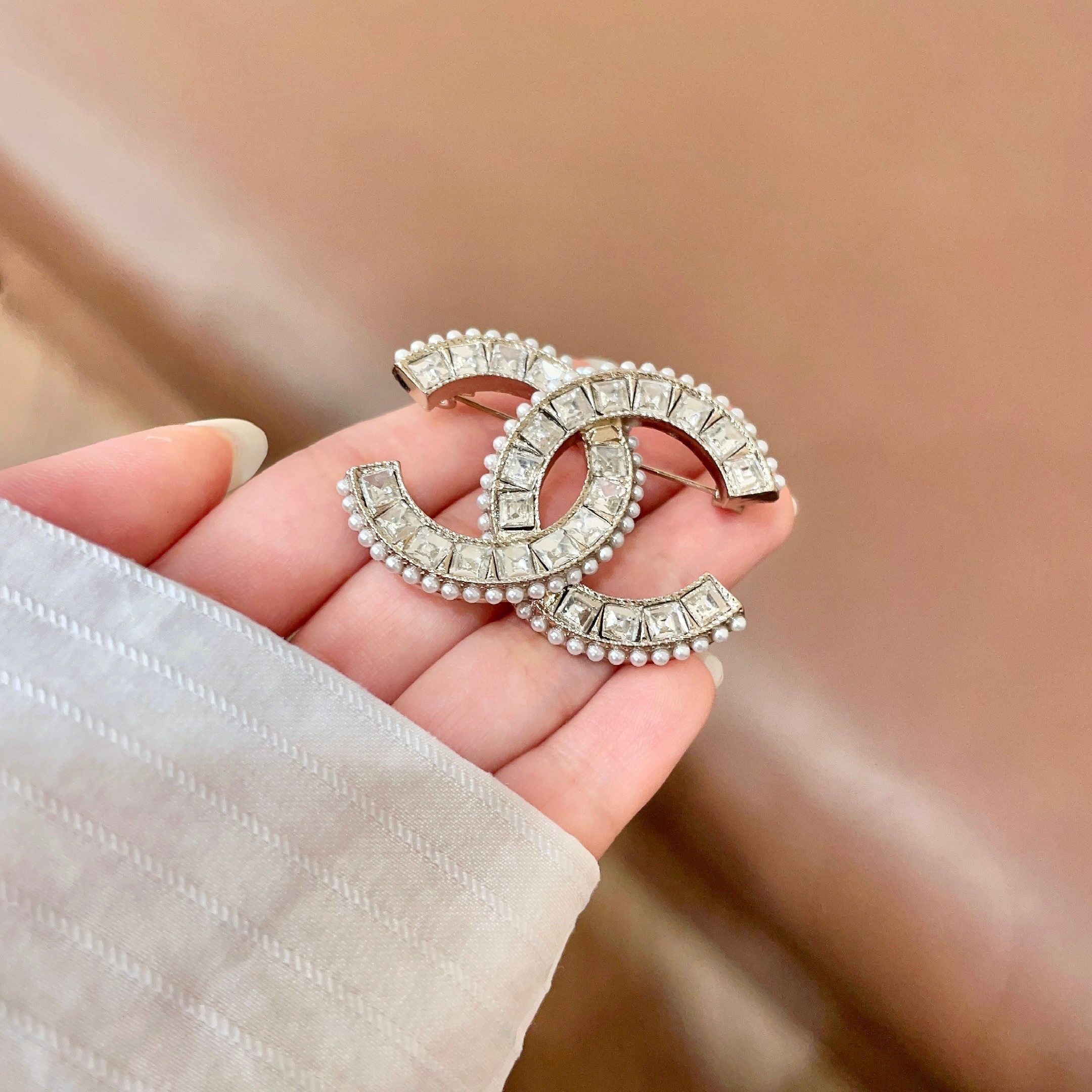 Chanel CC Logo Brooch brooch light gold metal clear square-cut crystals white faux pearls 4cm width