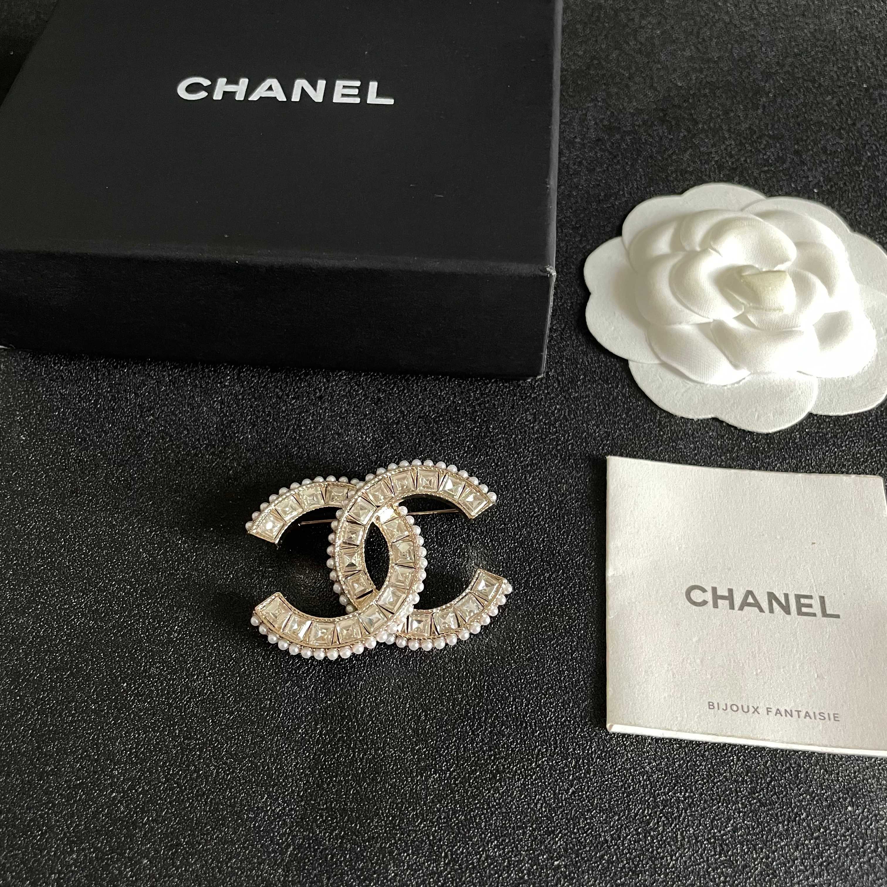 Chanel CC Logo Brooch brooch light gold metal clear square-cut crystals white faux pearls 4cm width