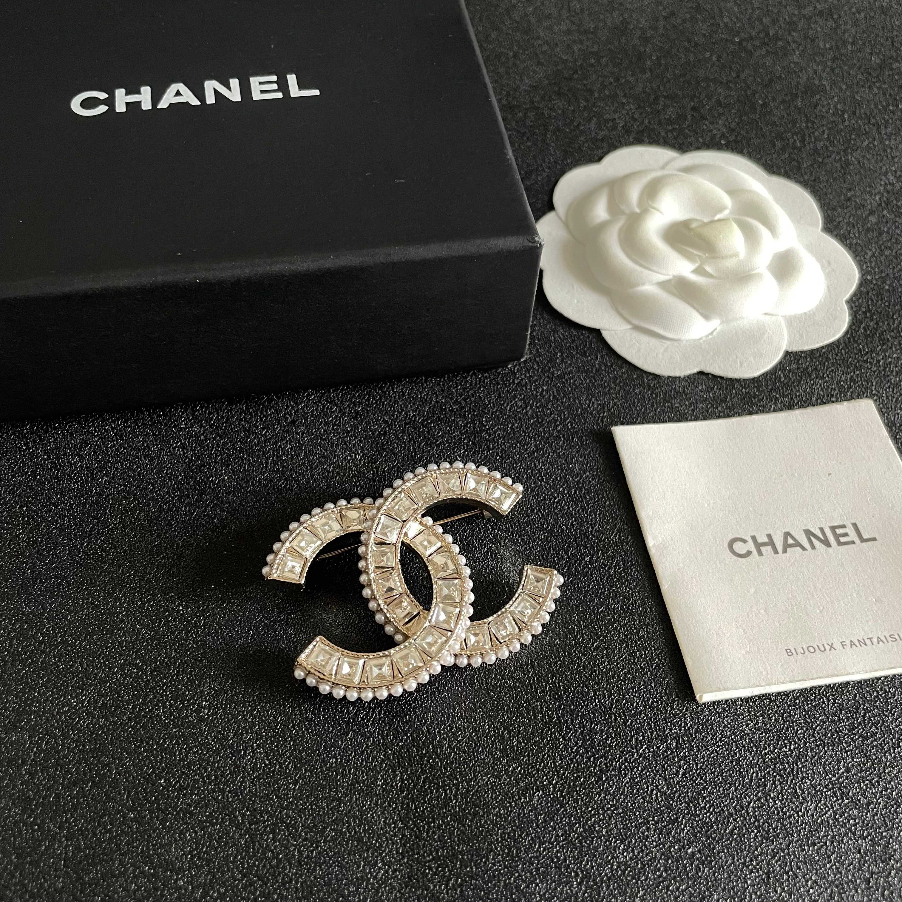 Chanel CC Logo Brooch brooch light gold metal clear square-cut crystals white faux pearls 4cm width