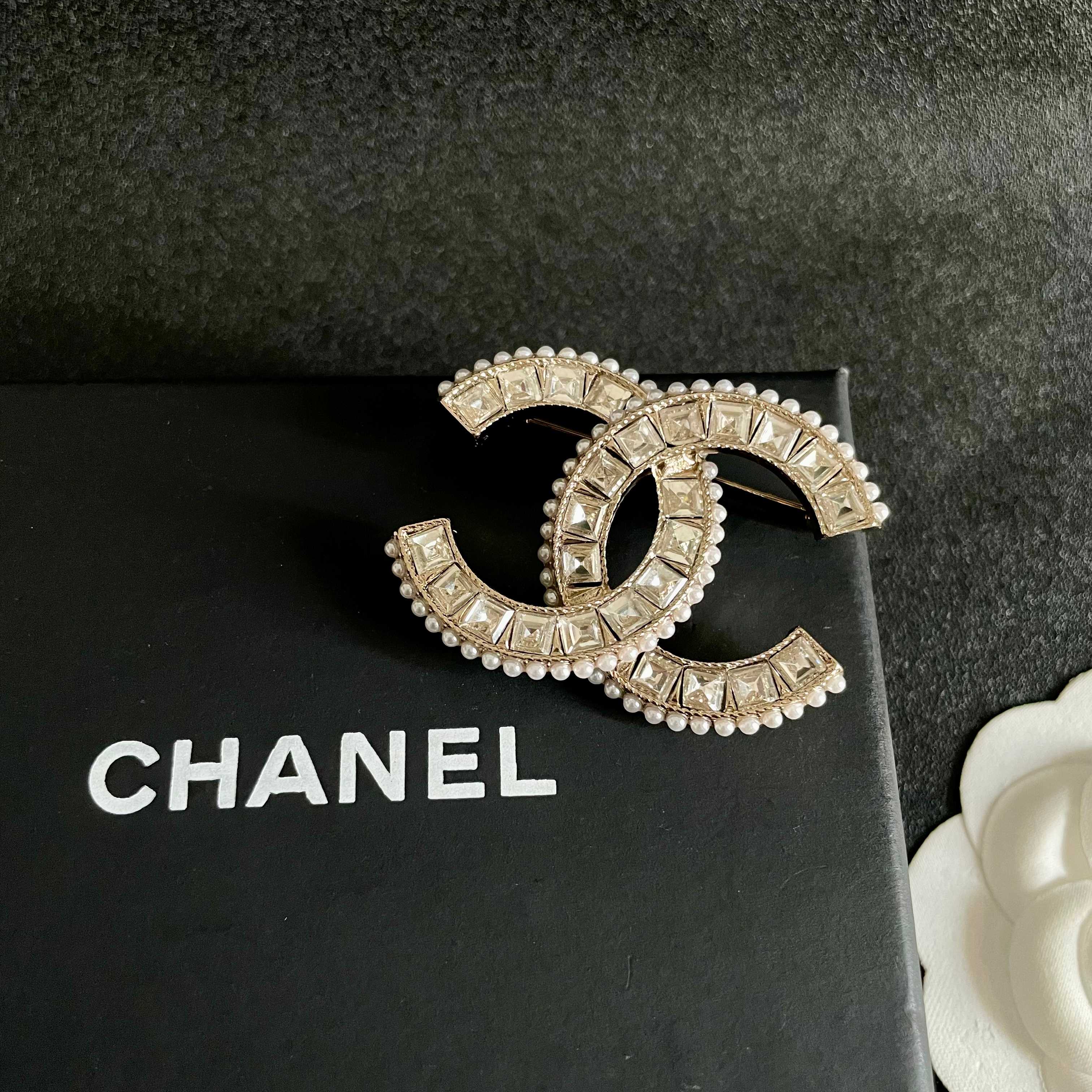 Chanel CC Logo Brooch brooch light gold metal clear square-cut crystals white faux pearls 4cm width
