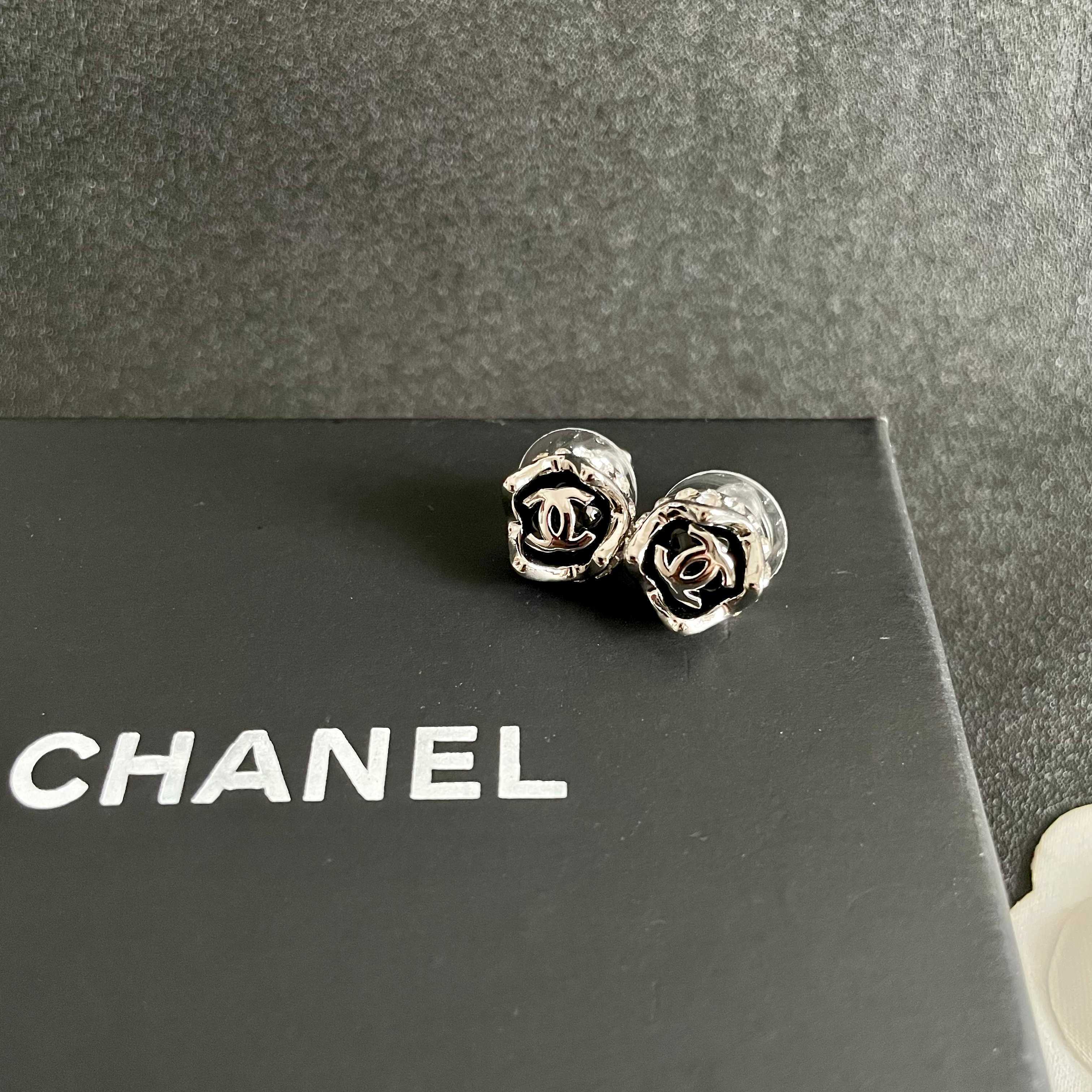 Chanel CC Logo Round Stud Earrings earrings Silver-tone metal with black enamel and silver interlocking CC logo 1cm diameter