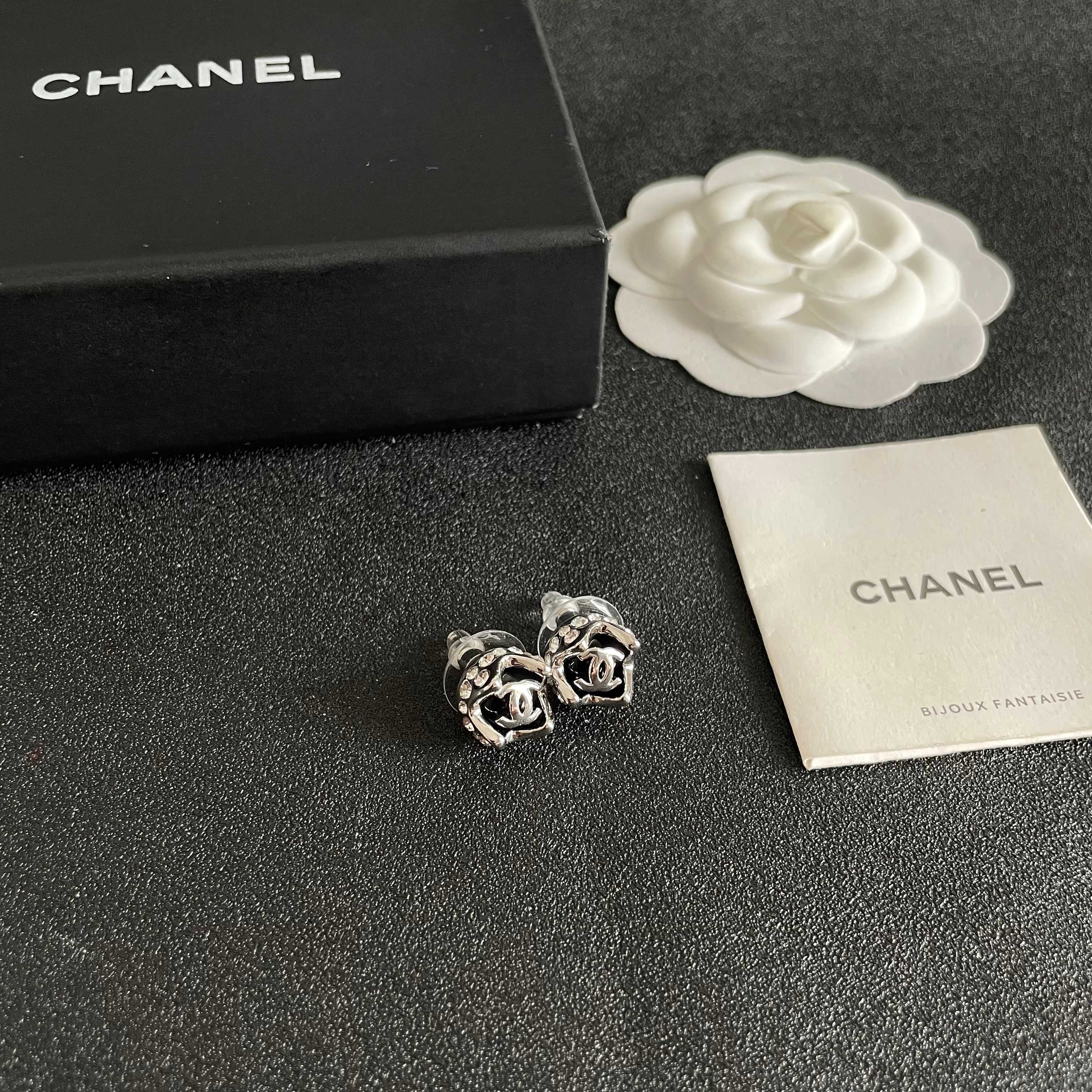 Chanel CC Logo Round Stud Earrings earrings Silver-tone metal with black enamel and silver interlocking CC logo 1cm diameter