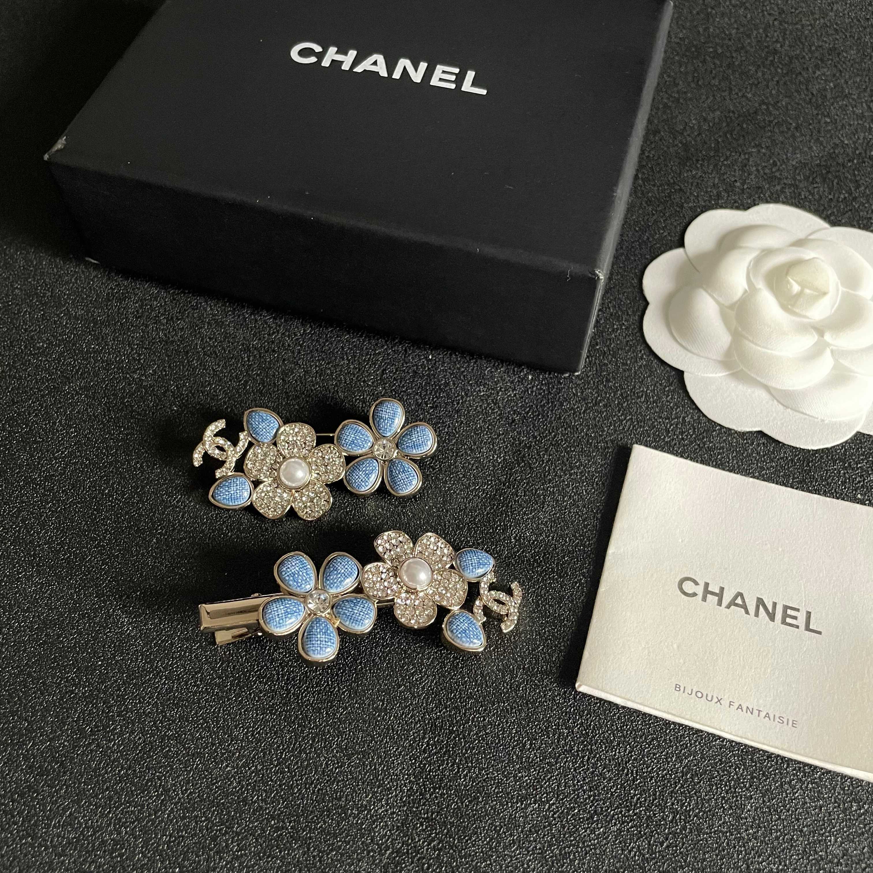 Chanel CC Floral Hair Clip brooch Gold-tone metal with blue enamel clear crystals and white pearl 4 5cm