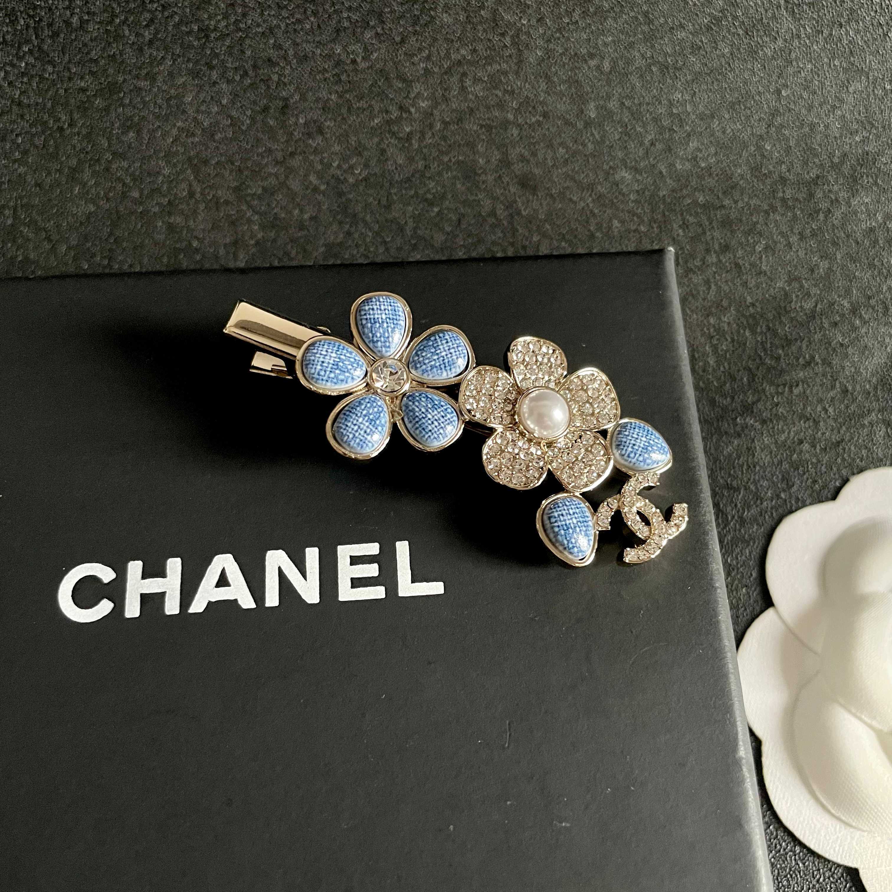 Chanel CC Floral Hair Clip brooch Gold-tone metal with blue enamel clear crystals and white pearl 4 5cm