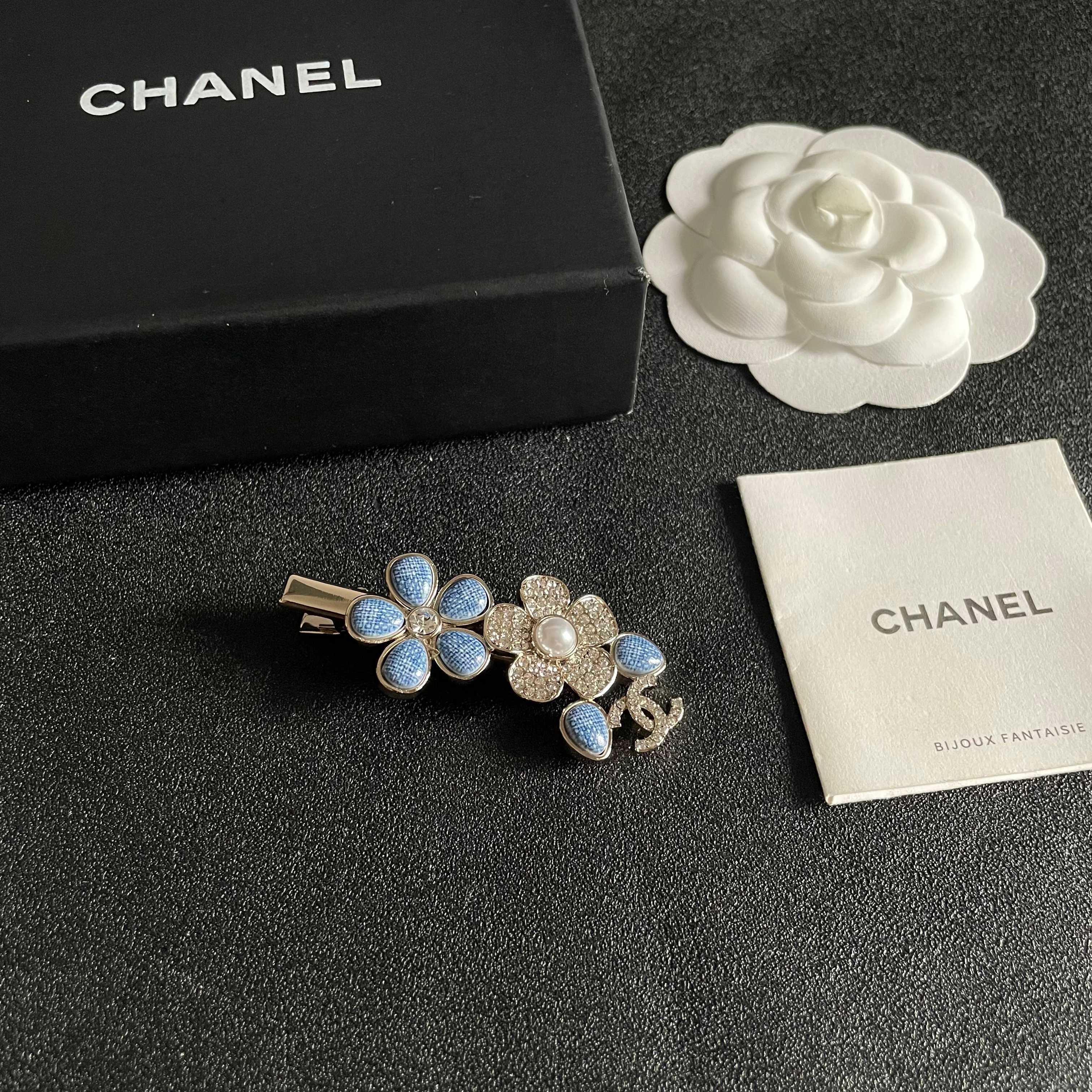 Chanel CC Floral Hair Clip brooch Gold-tone metal with blue enamel clear crystals and white pearl 4 5cm