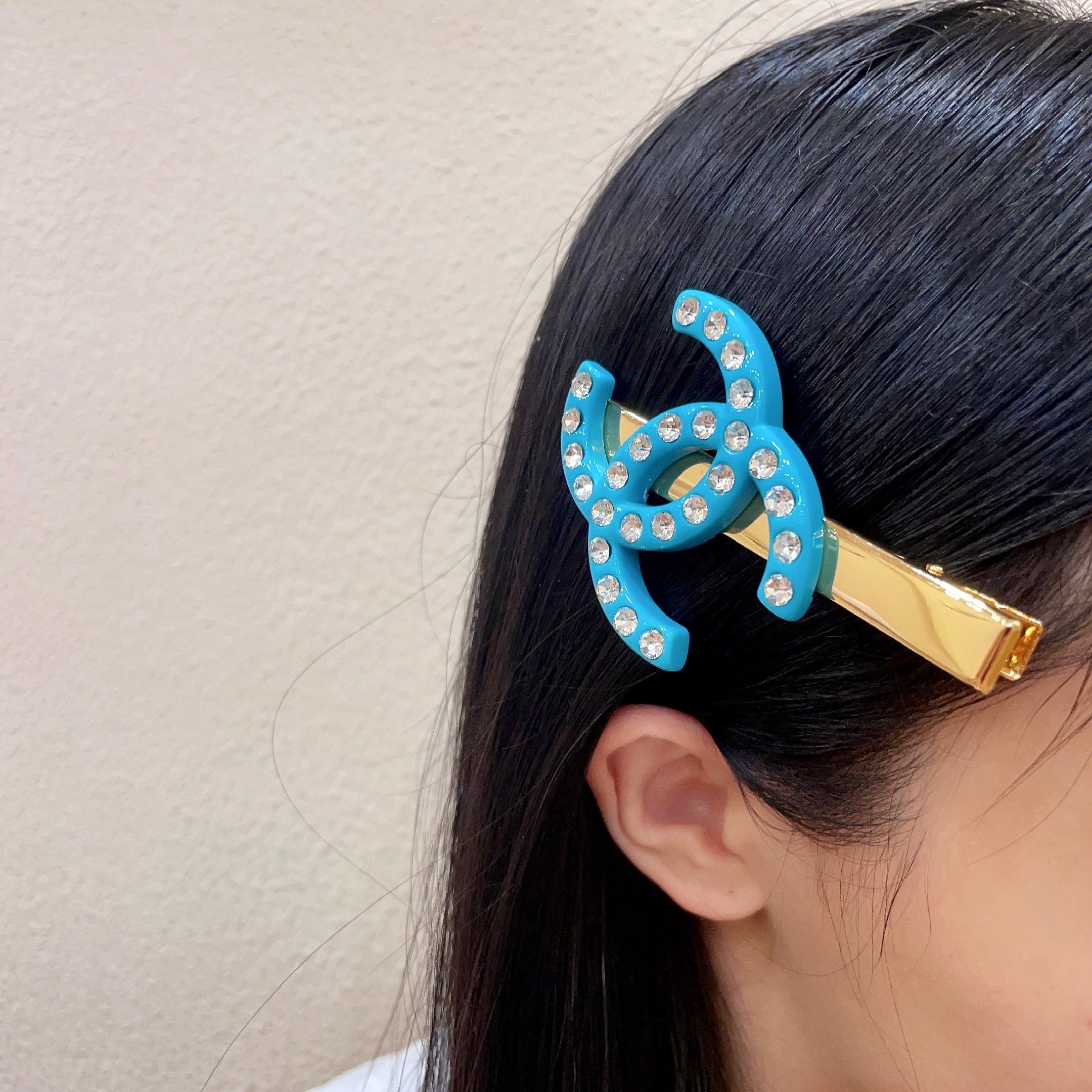 Chanel CC Logo Crystal Hair Clip brooch Turquoise blue resin gold-tone metal clear crystal 6cm