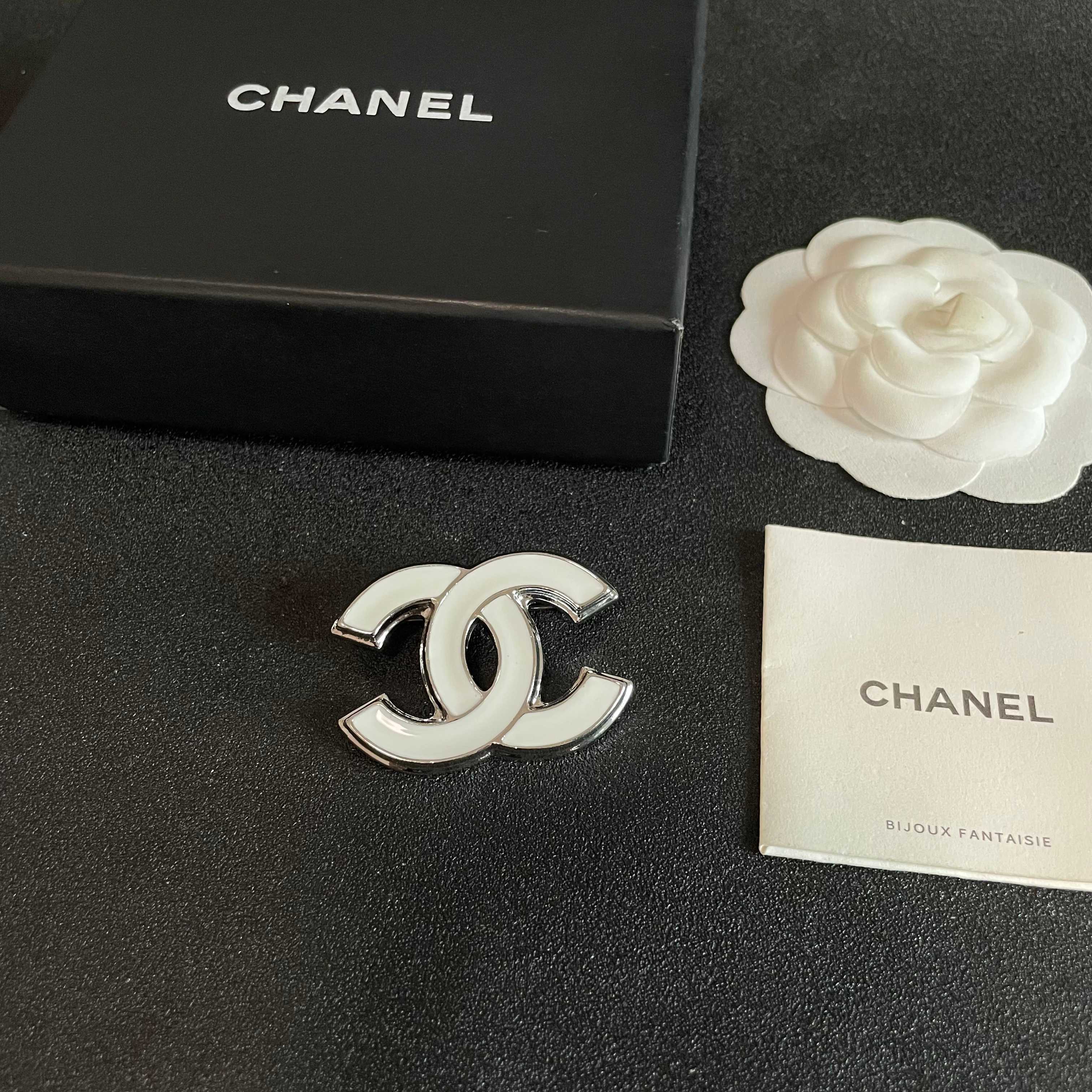 Chanel CC Logo brooch silver-toned metal with white enamel 3cm width