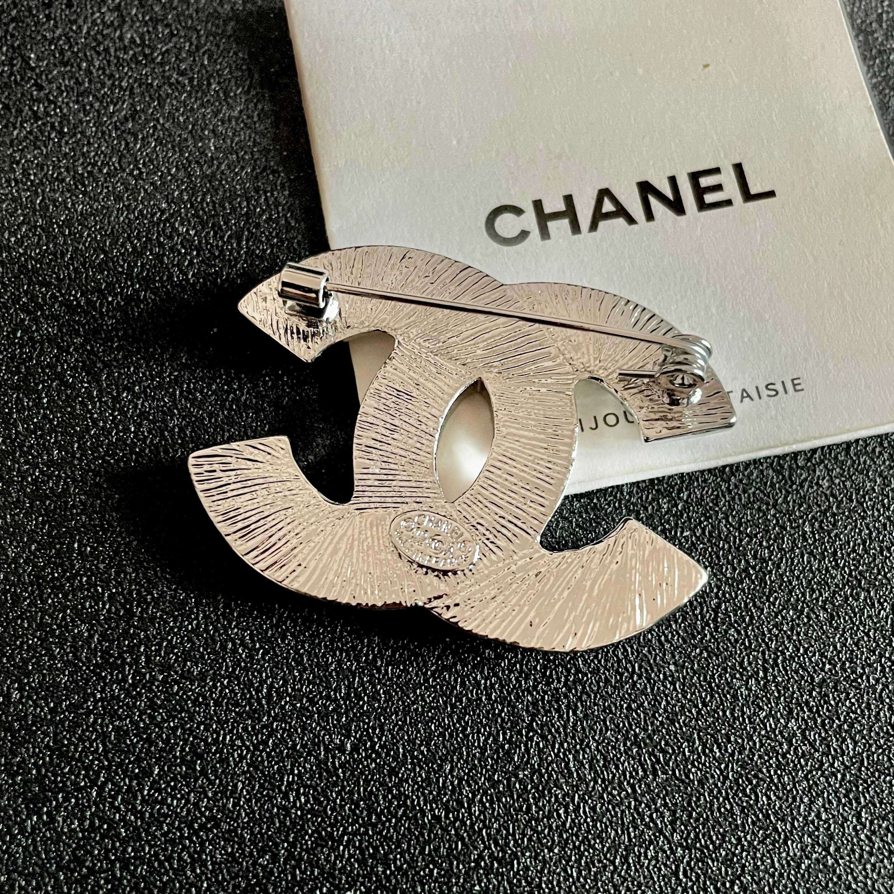 Chanel CC Logo brooch silver-toned metal with white enamel 3cm width