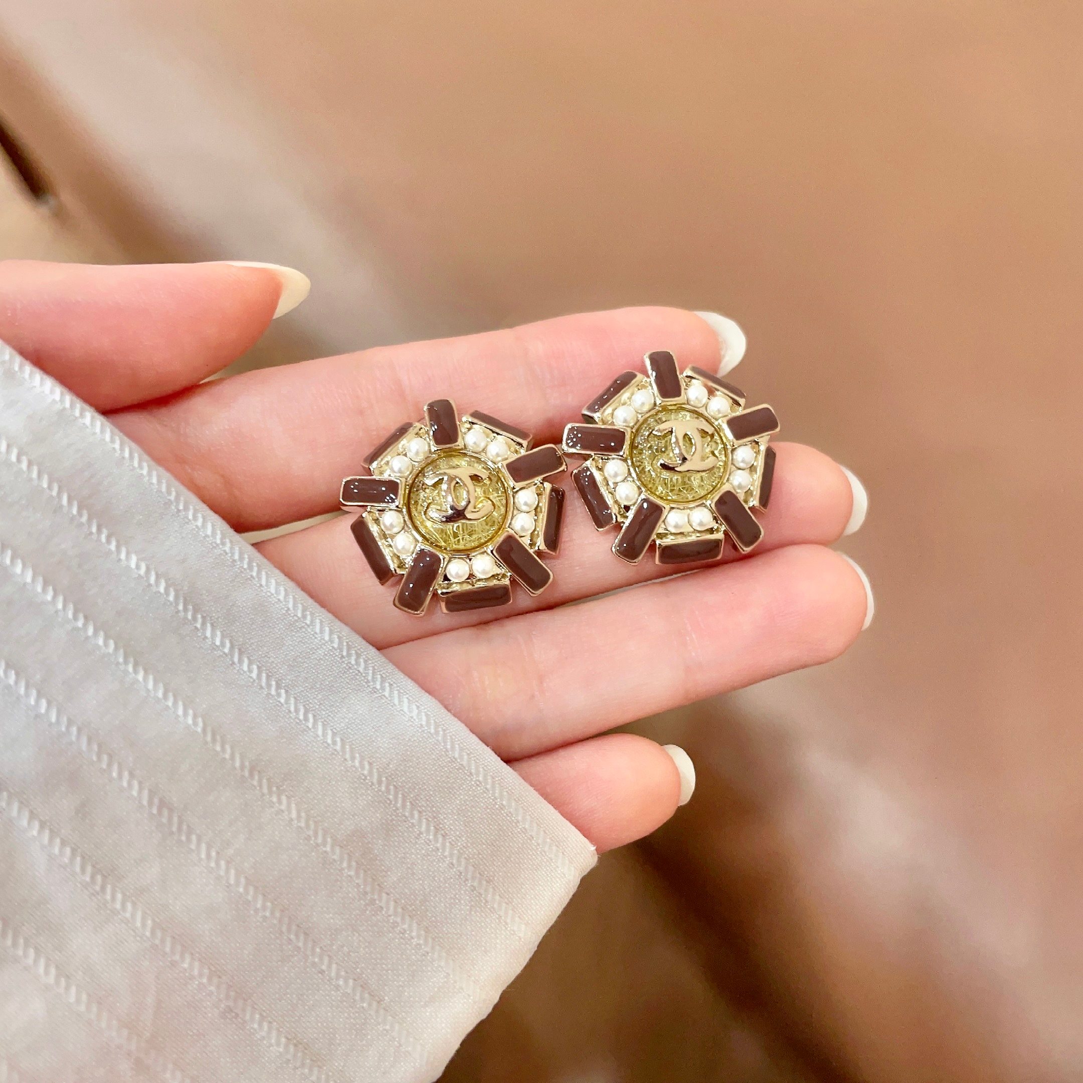 Chanel CC Logo Snowflake Stud Earrings earrings Gold tone metal brown enamel white faux pearl 2cm diameter