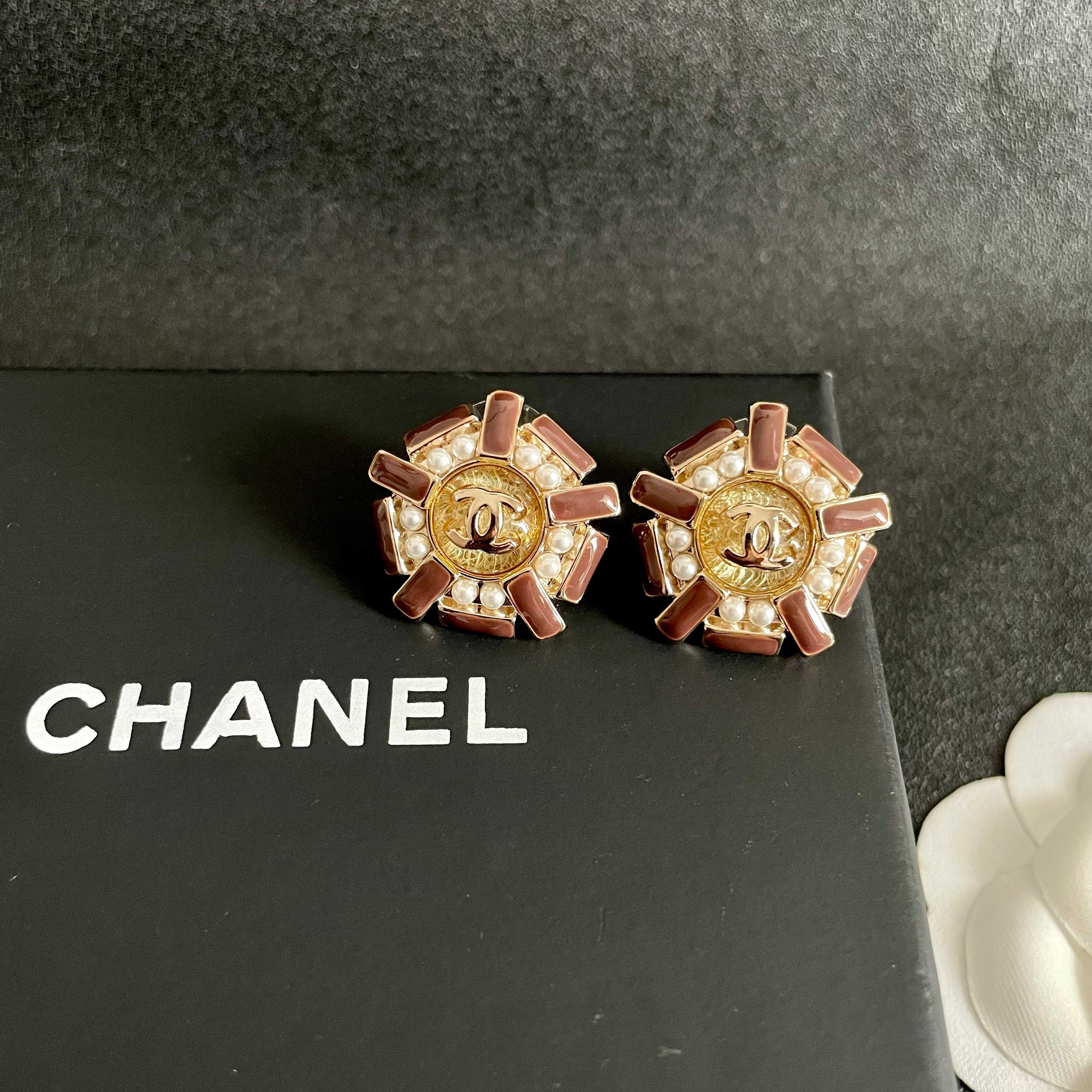 Chanel CC Logo Snowflake Stud Earrings earrings Gold tone metal brown enamel white faux pearl 2cm diameter