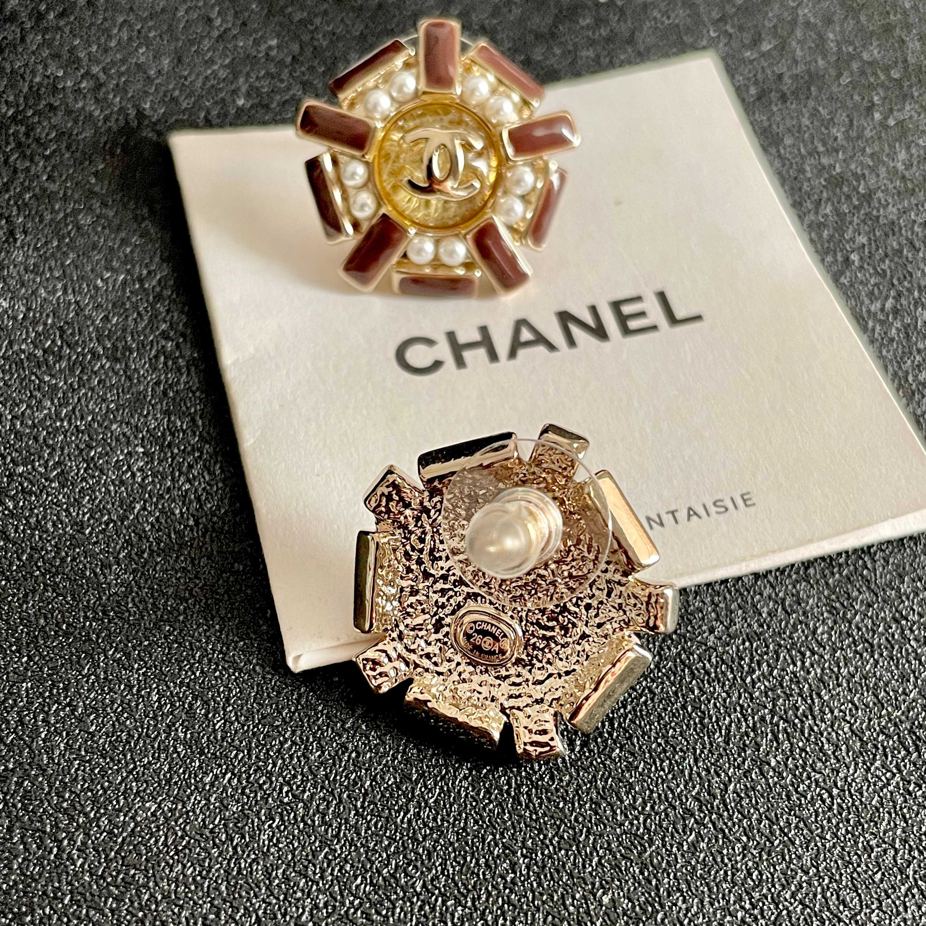 Chanel CC Logo Snowflake Stud Earrings earrings Gold tone metal brown enamel white faux pearl 2cm diameter