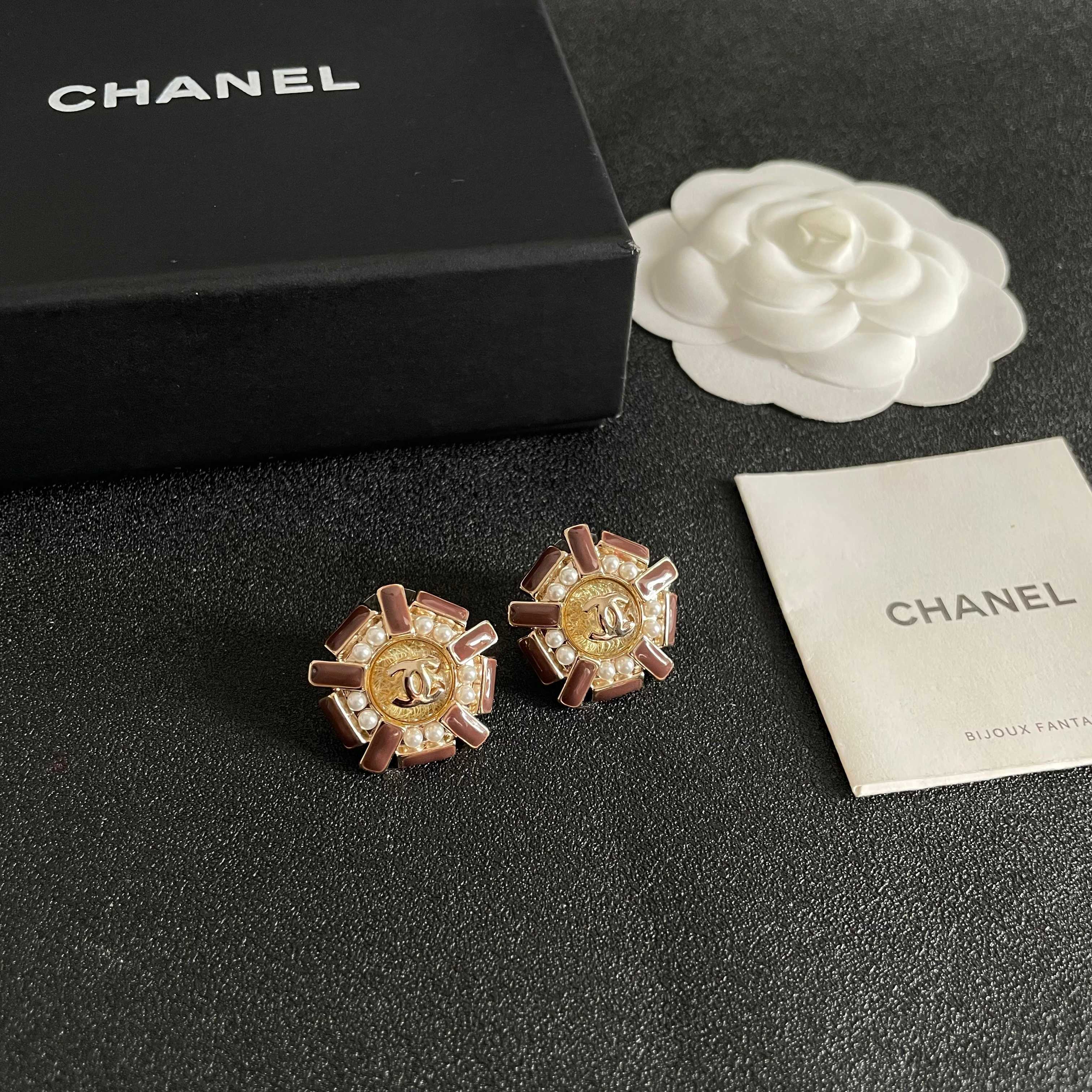 Chanel CC Logo Snowflake Stud Earrings earrings Gold tone metal brown enamel white faux pearl 2cm diameter