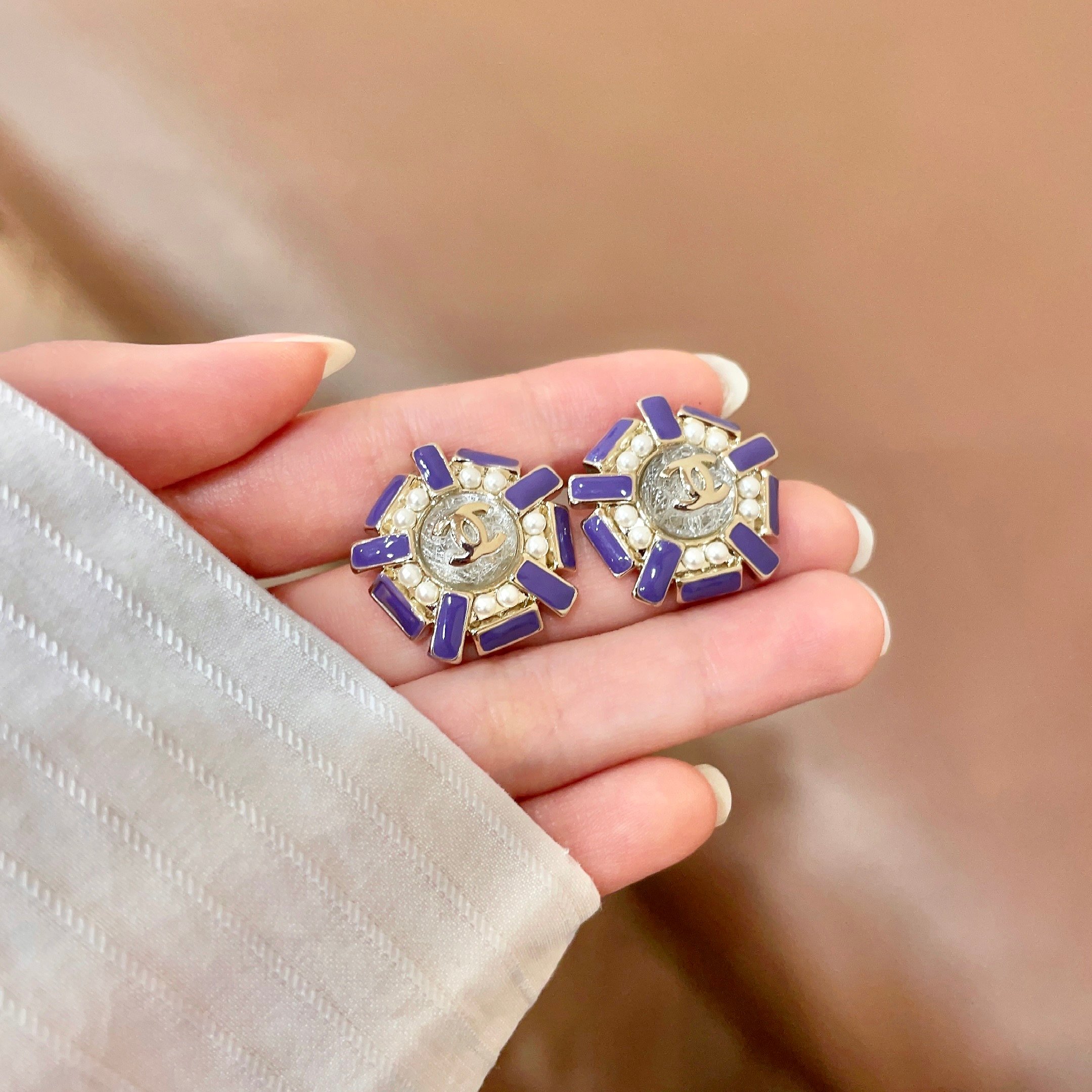 Chanel CC Logo Sunburst Stud Earrings earrings Gold tone metal purple enamel white faux pearl clear textured center 2cm diameter