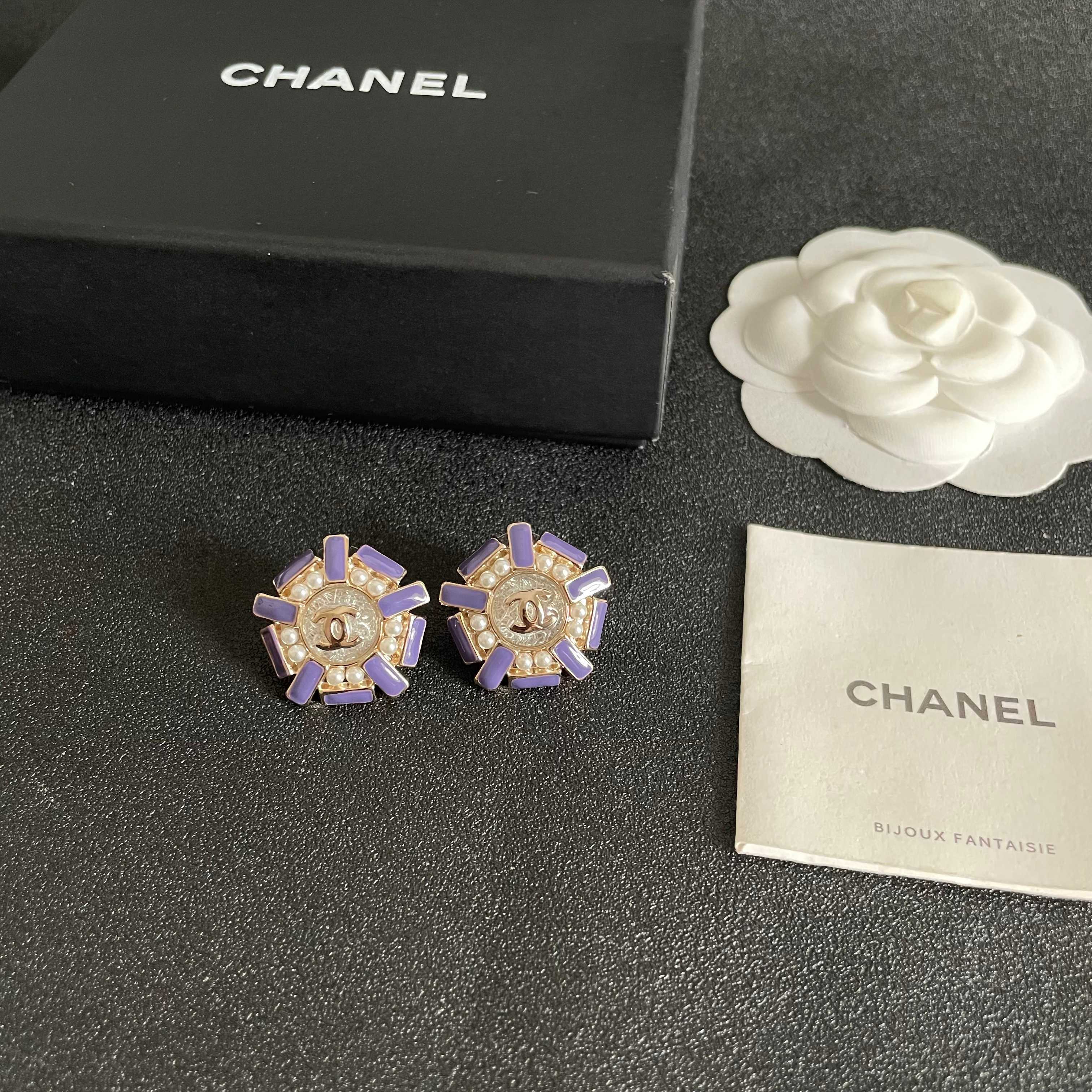 Chanel CC Logo Sunburst Stud Earrings earrings Gold tone metal purple enamel white faux pearl clear textured center 2cm diameter