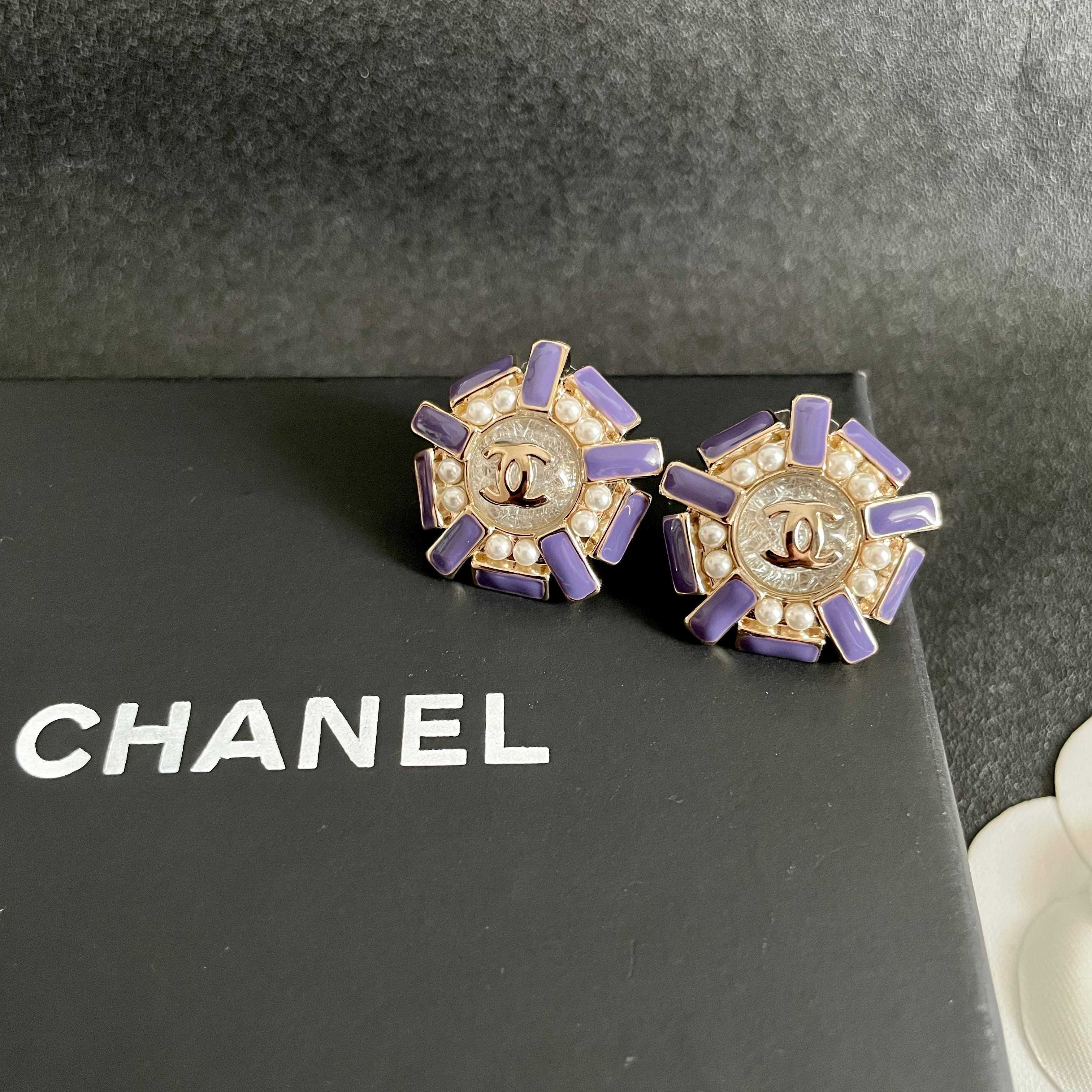 Chanel CC Logo Sunburst Stud Earrings earrings Gold tone metal purple enamel white faux pearl clear textured center 2cm diameter