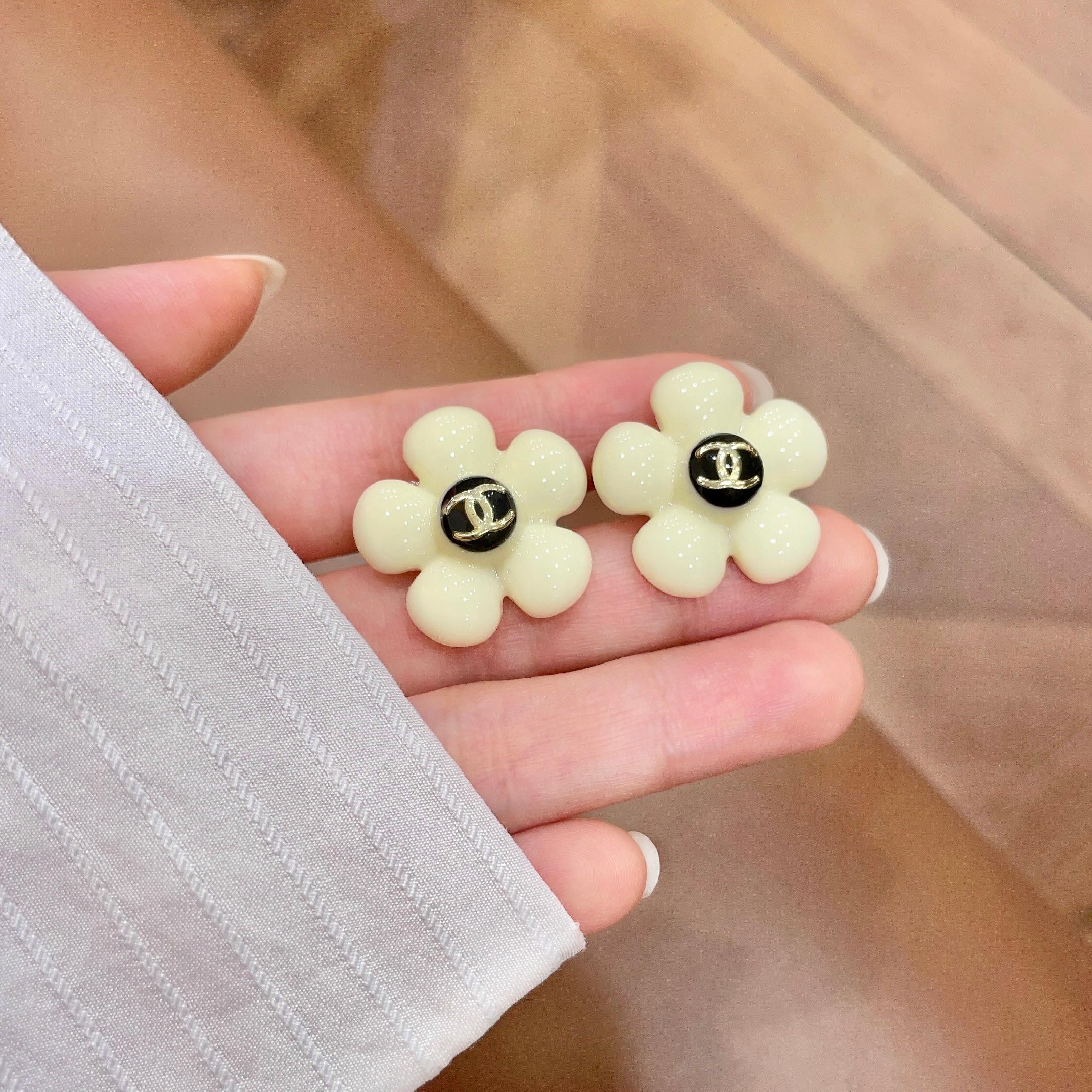 Chanel CC Logo Flower Stud Earrings earrings Cream white resin gold-tone metal black enamel center 2cm diameter