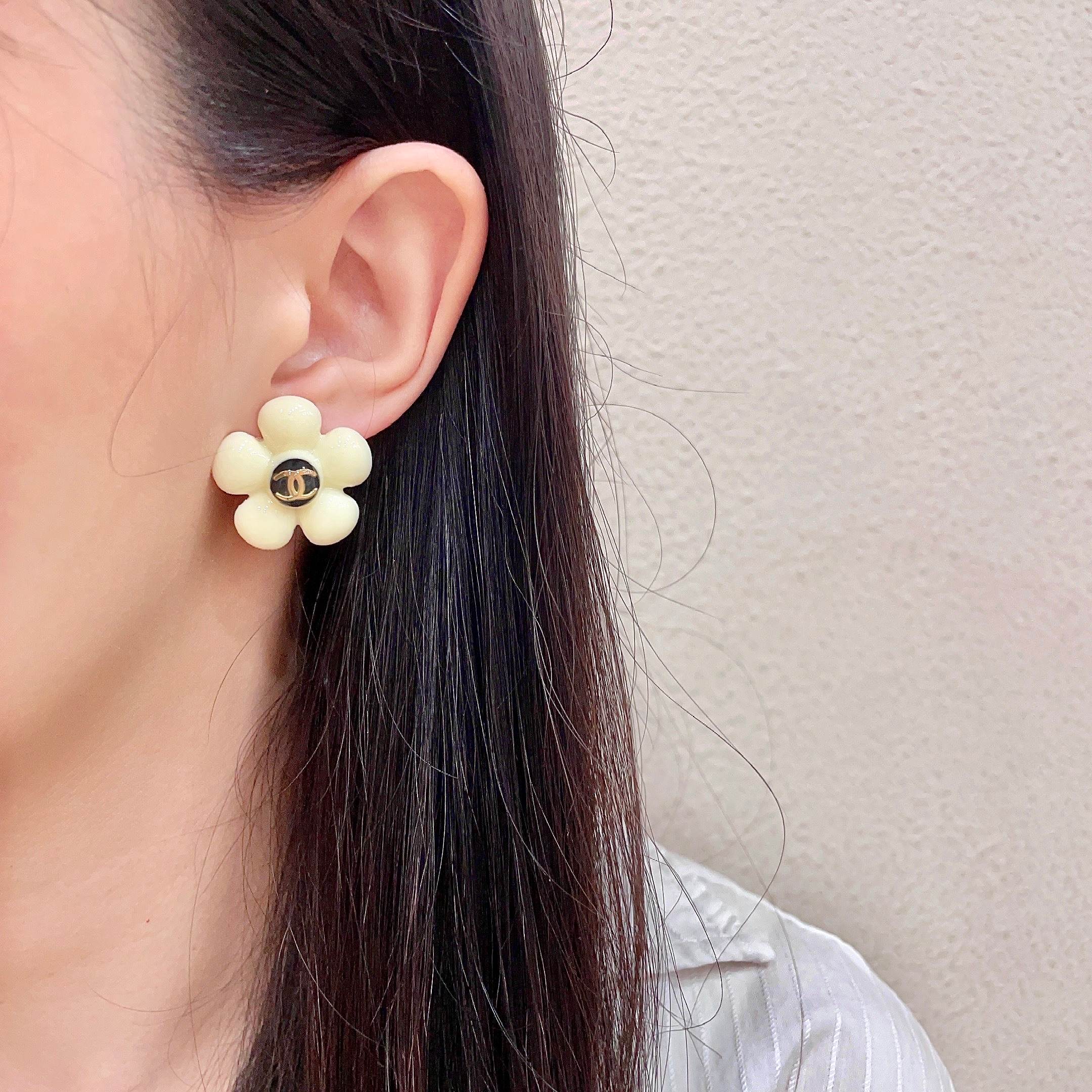 Chanel CC Logo Flower Stud Earrings earrings Cream white resin gold-tone metal black enamel center 2cm diameter