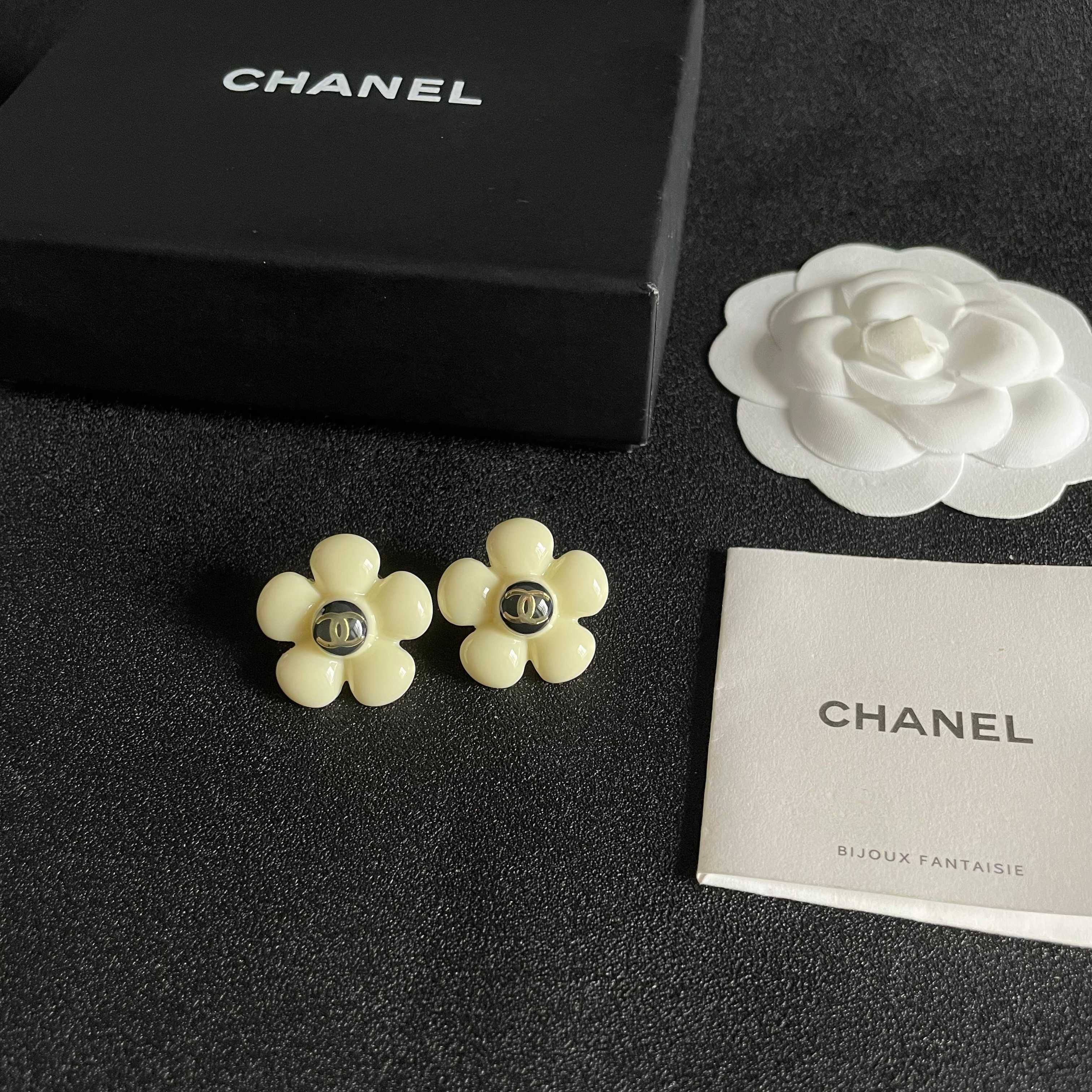 Chanel CC Logo Flower Stud Earrings earrings Cream white resin gold-tone metal black enamel center 2cm diameter