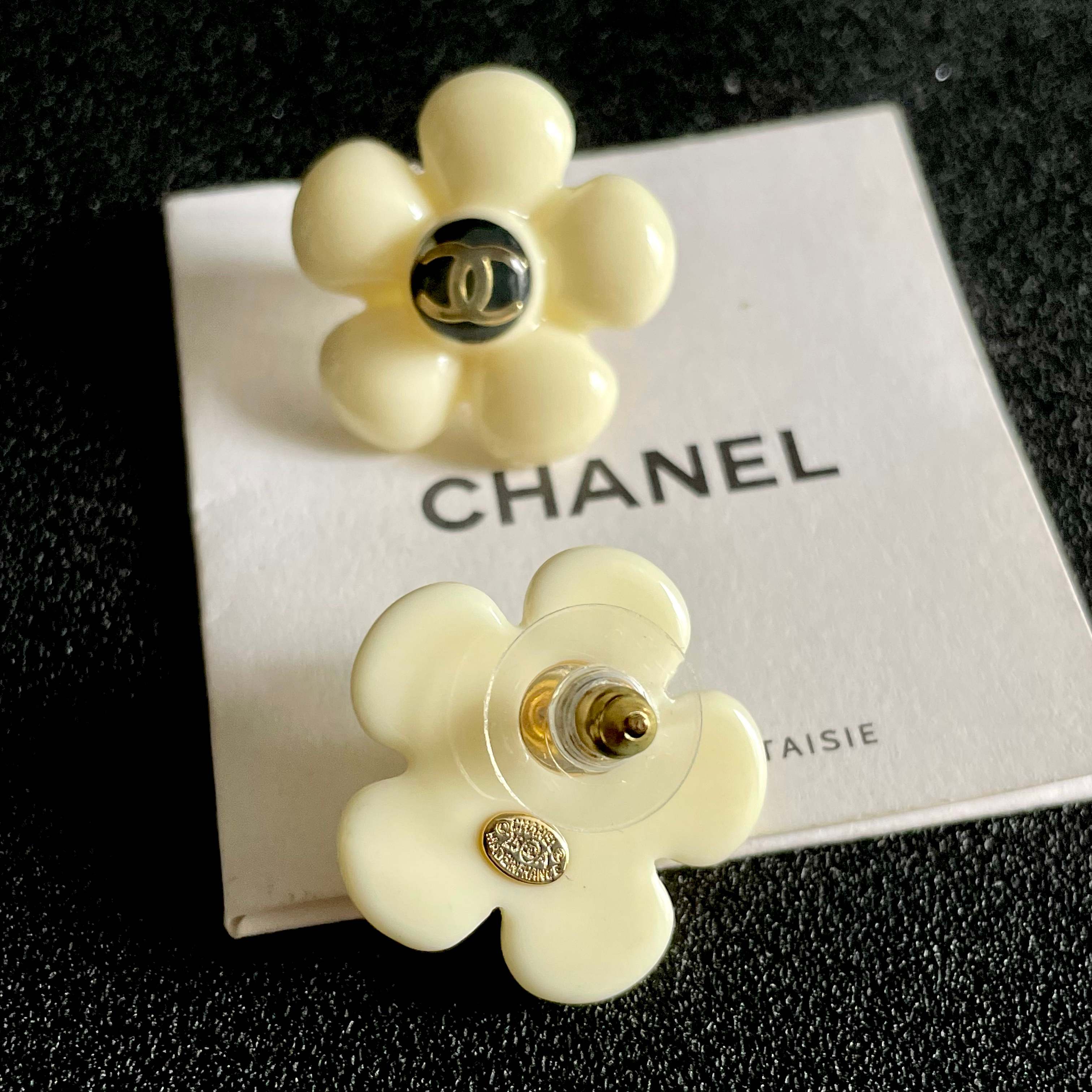 Chanel CC Logo Flower Stud Earrings earrings Cream white resin gold-tone metal black enamel center 2cm diameter