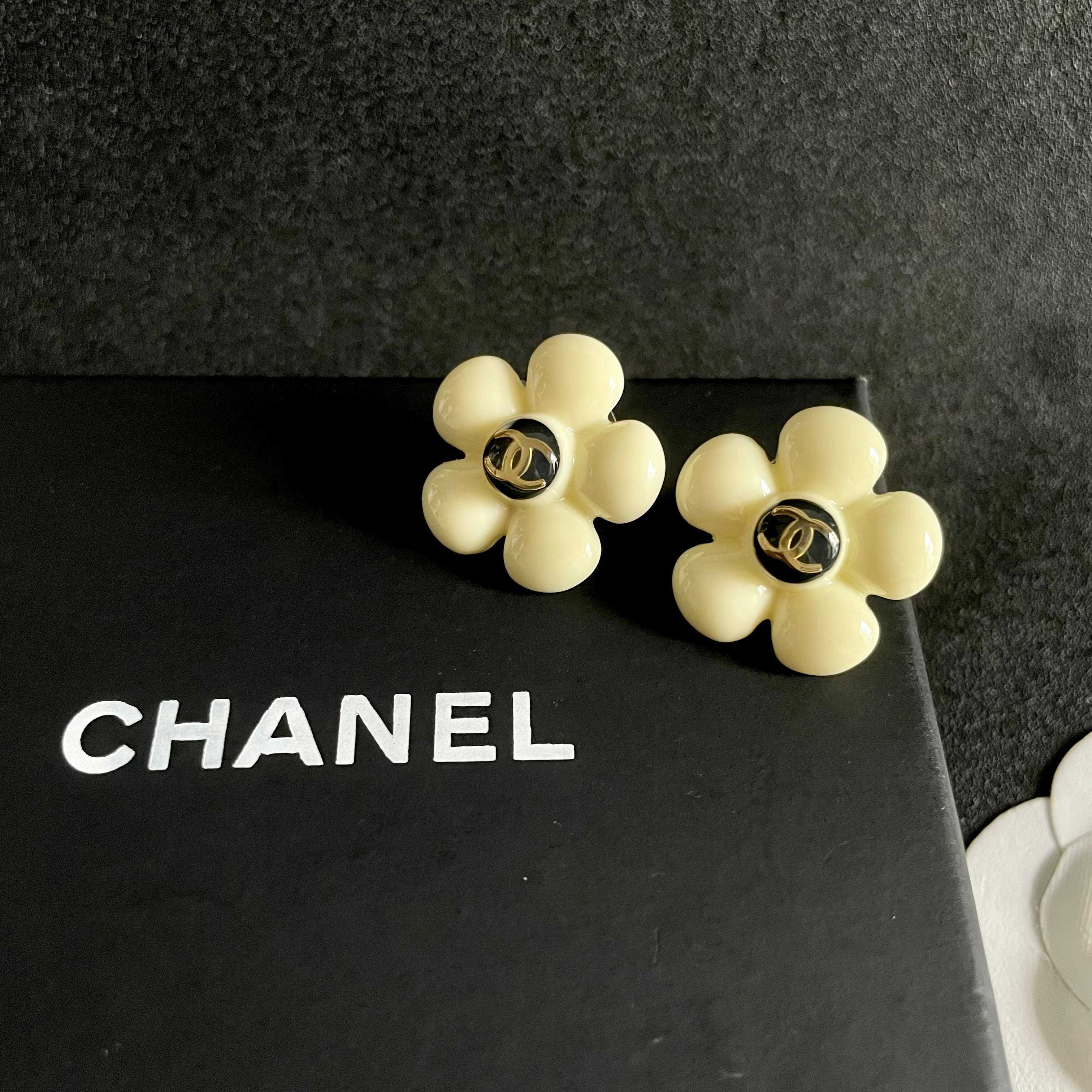 Chanel CC Logo Flower Stud Earrings earrings Cream white resin gold-tone metal black enamel center 2cm diameter
