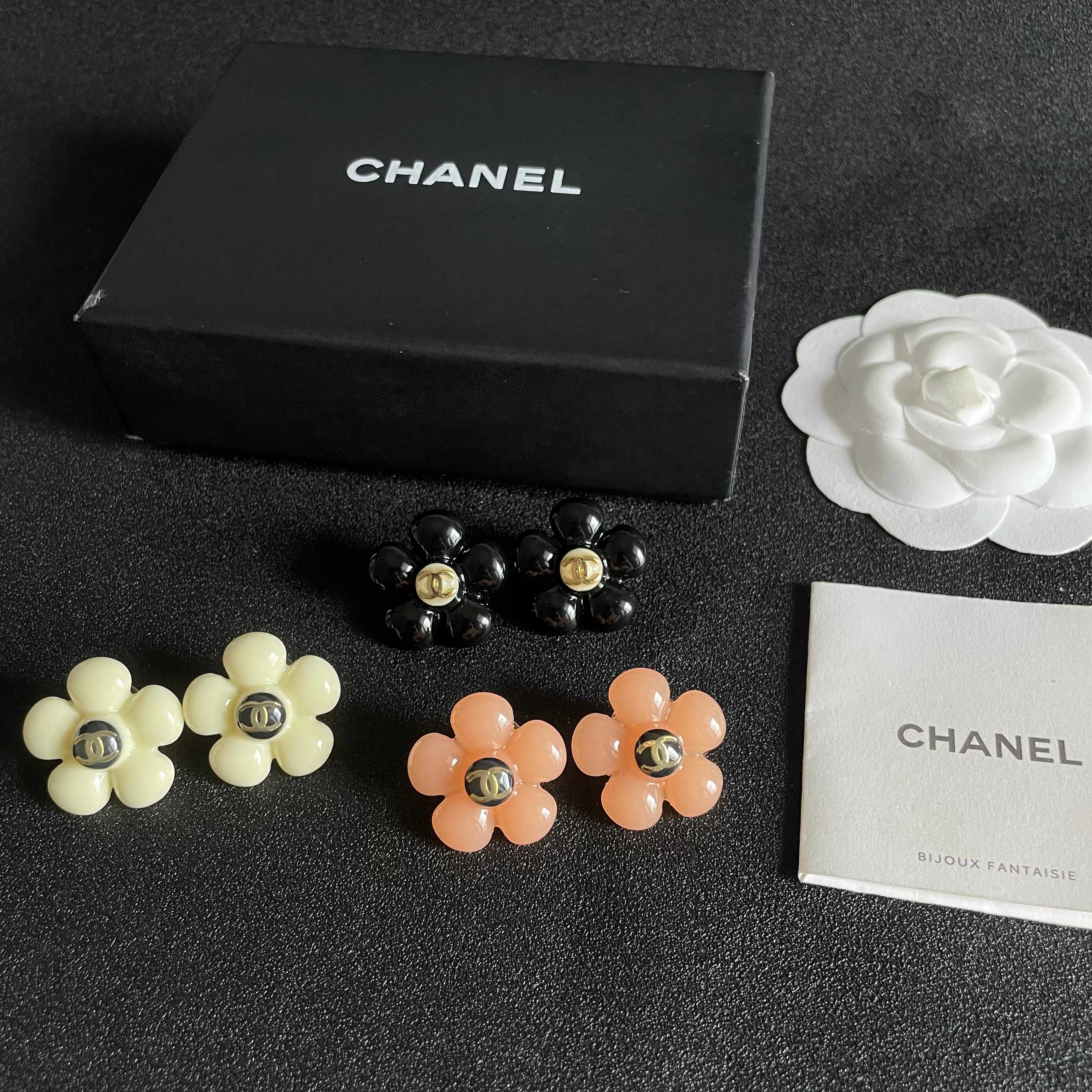 Chanel CC Logo Flower Stud Earrings earrings Peach resin gold-tone metal black enamel 2cm diameter
