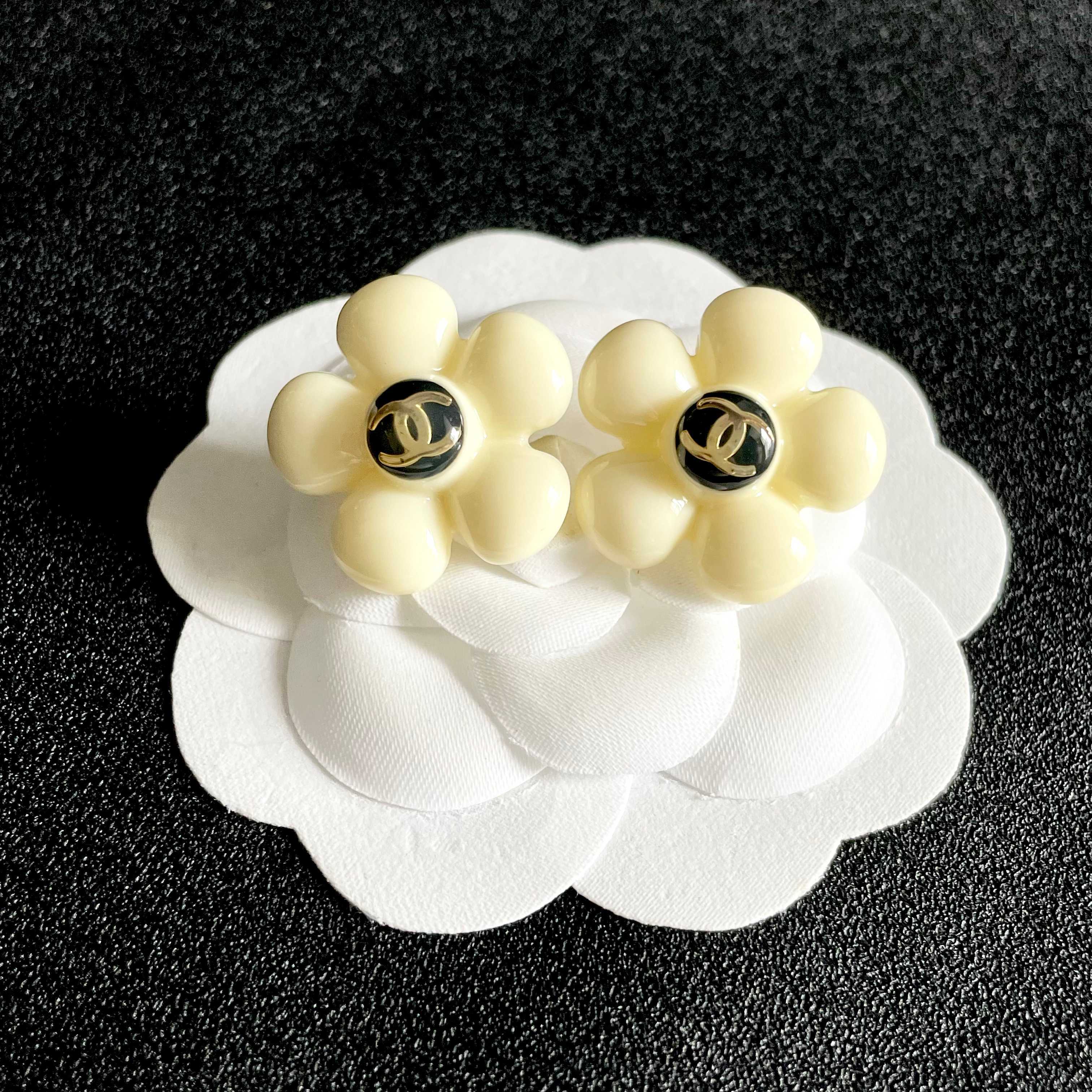Chanel CC Logo Flower Stud Earrings earrings Cream white resin gold-tone metal black enamel center 2cm diameter