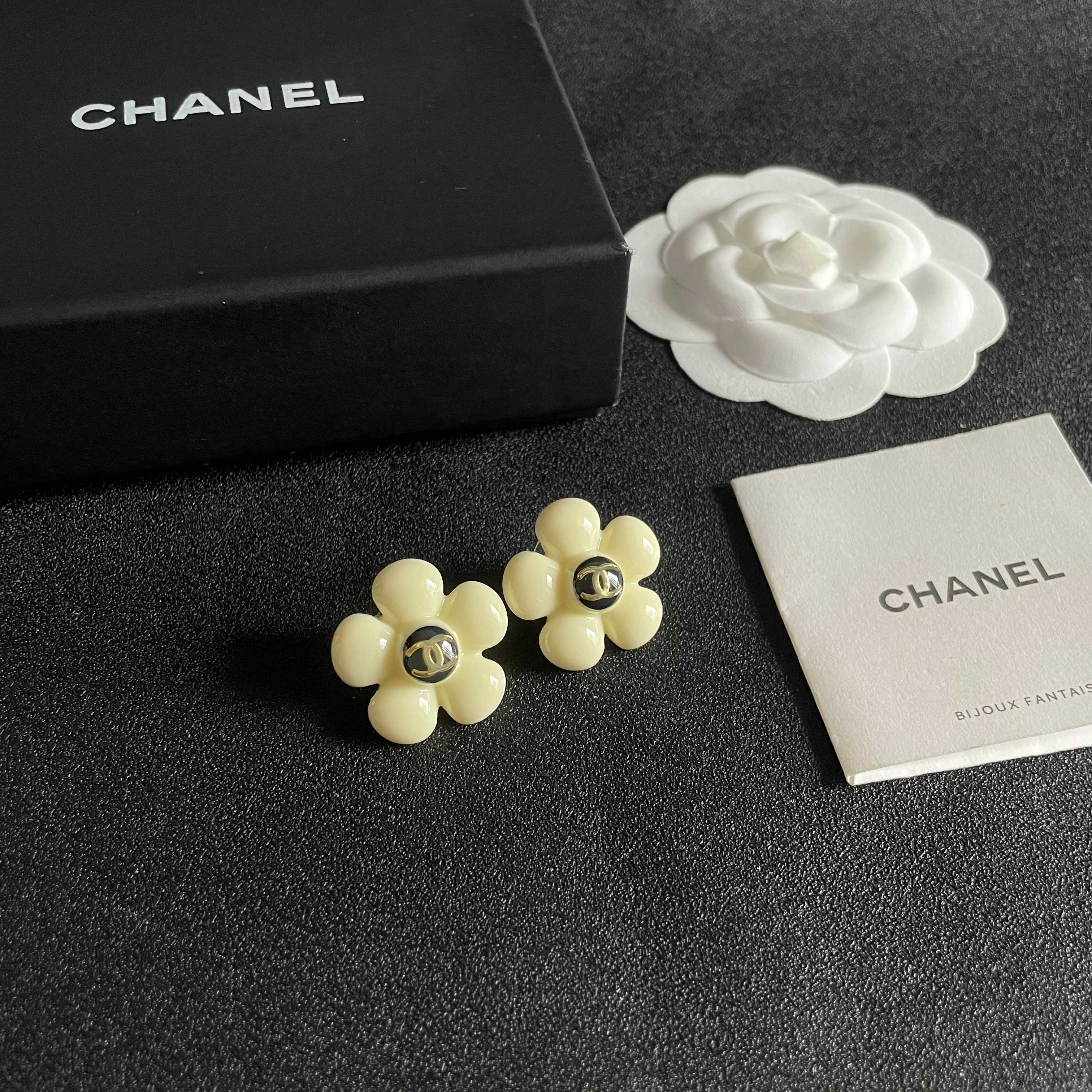 Chanel CC Logo Flower Stud Earrings earrings Cream white resin gold-tone metal black enamel center 2cm diameter