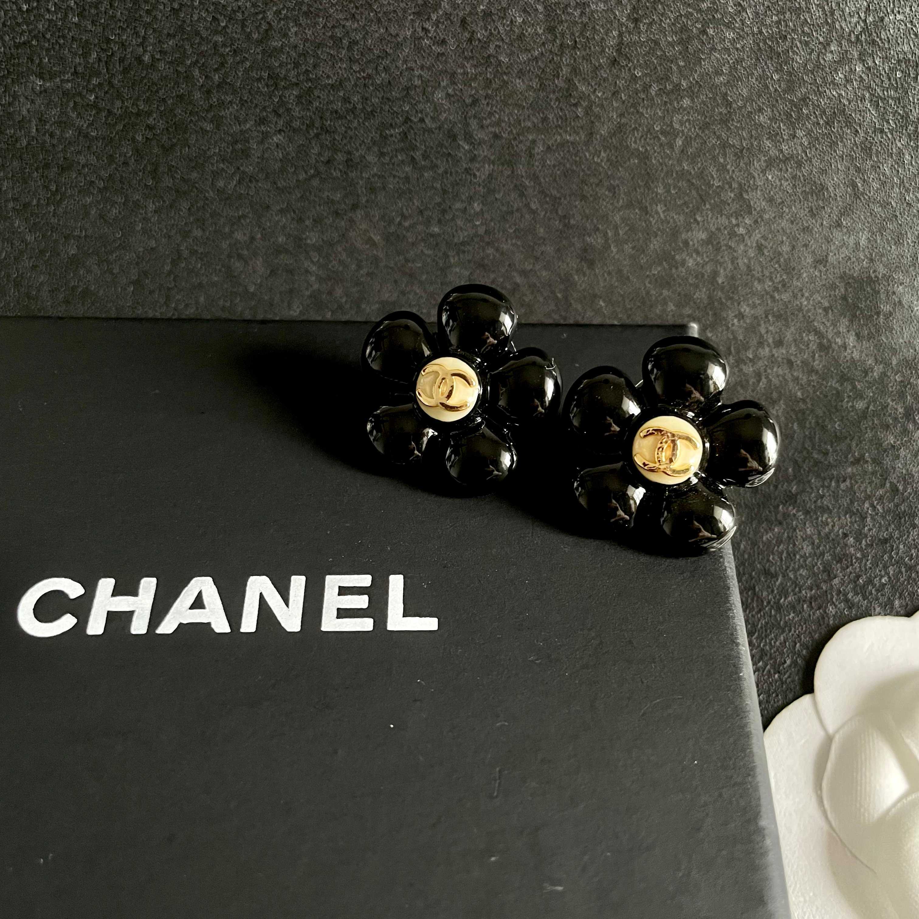 Chanel CC Logo Flower Stud Earrings earrings glossy black resin gold-tone metal interlocking CC logo 2cm diameter per earring