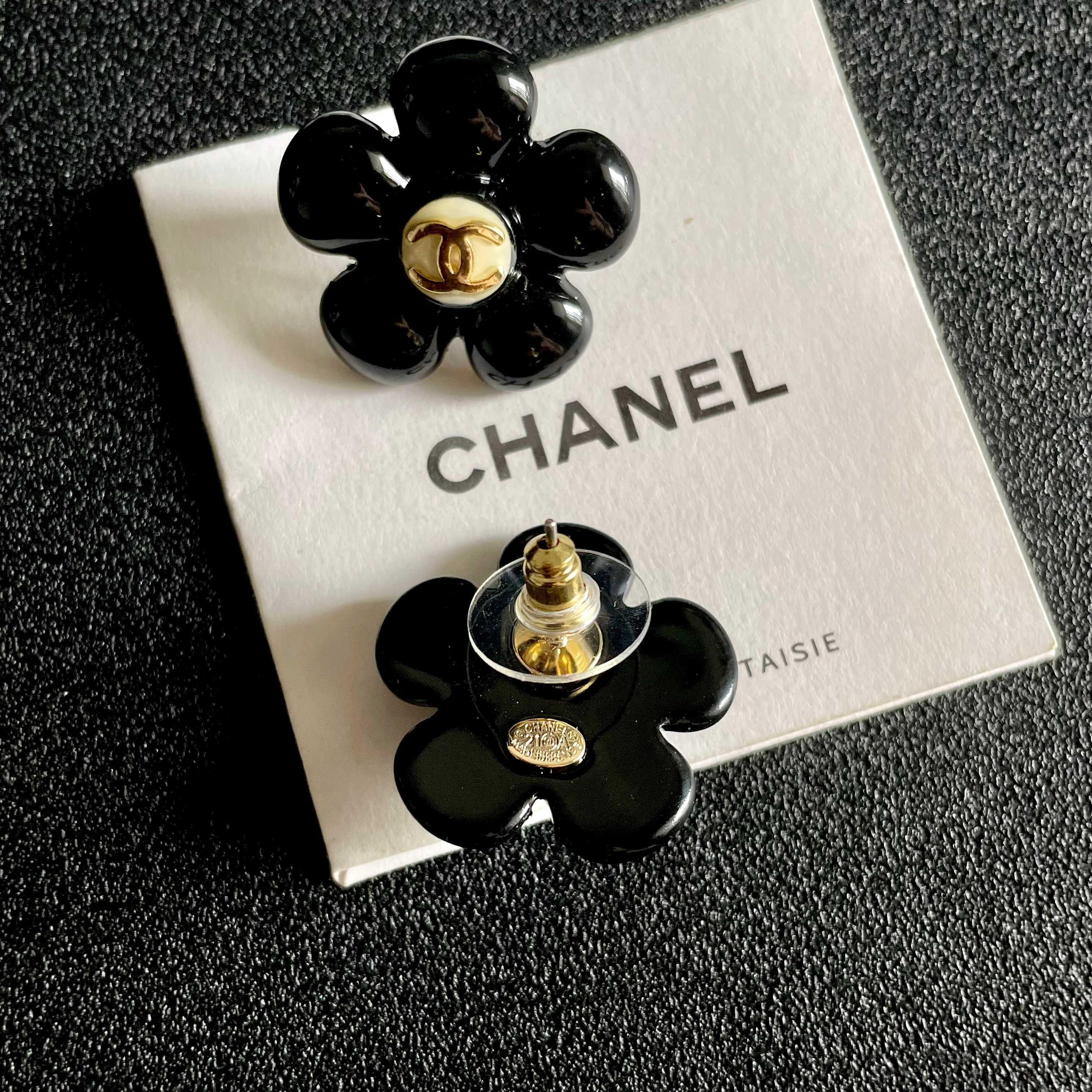 Chanel CC Logo Flower Stud Earrings earrings glossy black resin gold-tone metal interlocking CC logo 2cm diameter per earring
