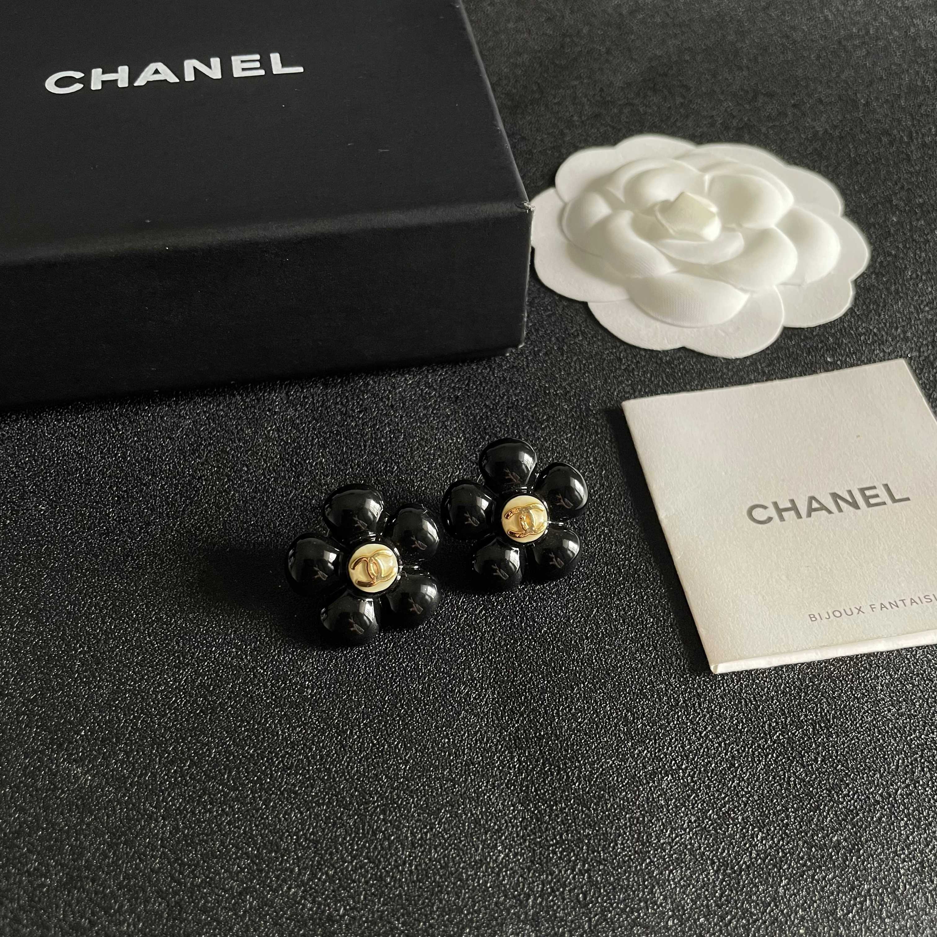 Chanel CC Logo Flower Stud Earrings earrings glossy black resin gold-tone metal interlocking CC logo 2cm diameter per earring