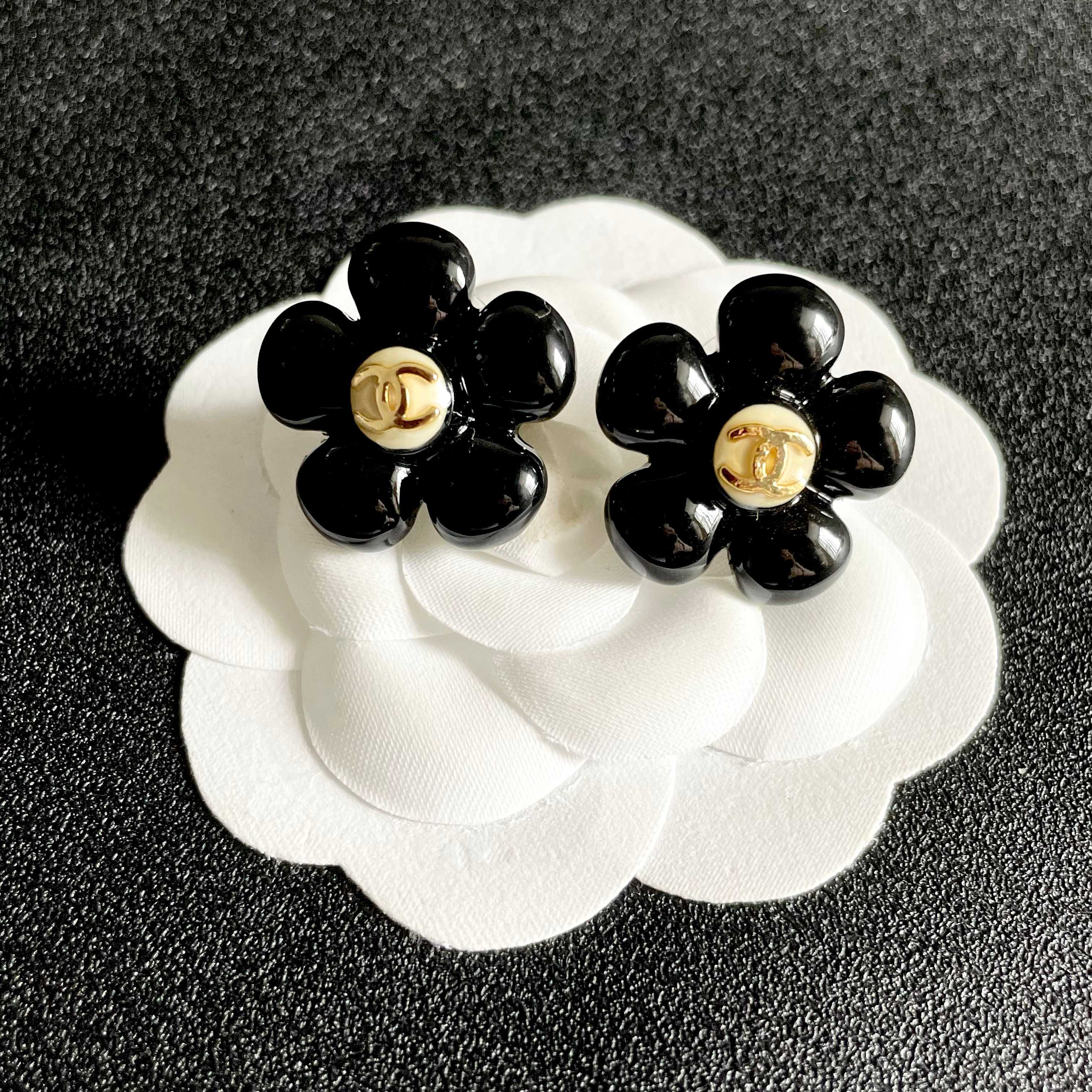 Chanel CC Logo Flower Stud Earrings earrings glossy black resin gold-tone metal interlocking CC logo 2cm diameter per earring