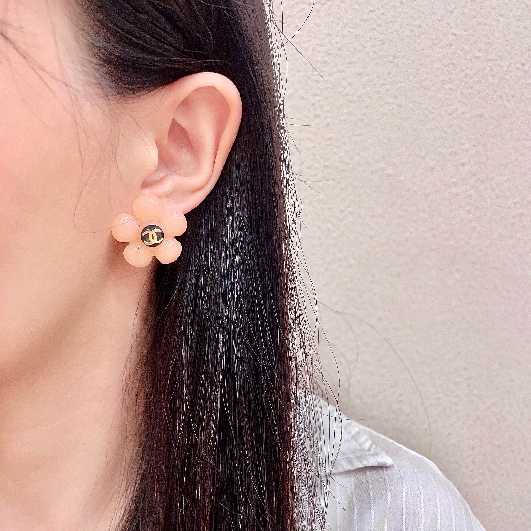 Chanel CC Logo Flower Stud Earrings earrings Peach resin gold-tone metal black enamel 2cm diameter