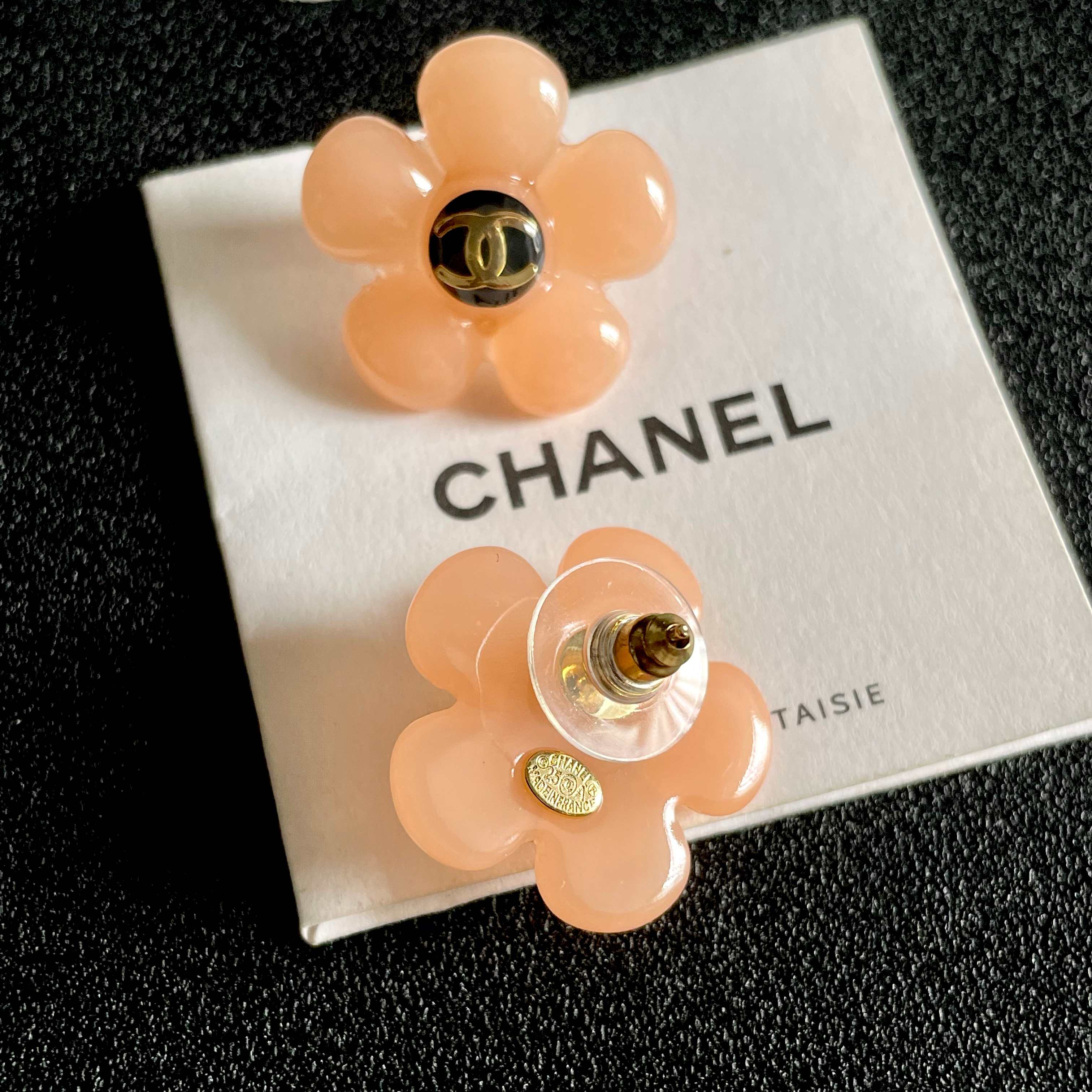 Chanel CC Logo Flower Stud Earrings earrings Peach resin gold-tone metal black enamel 2cm diameter