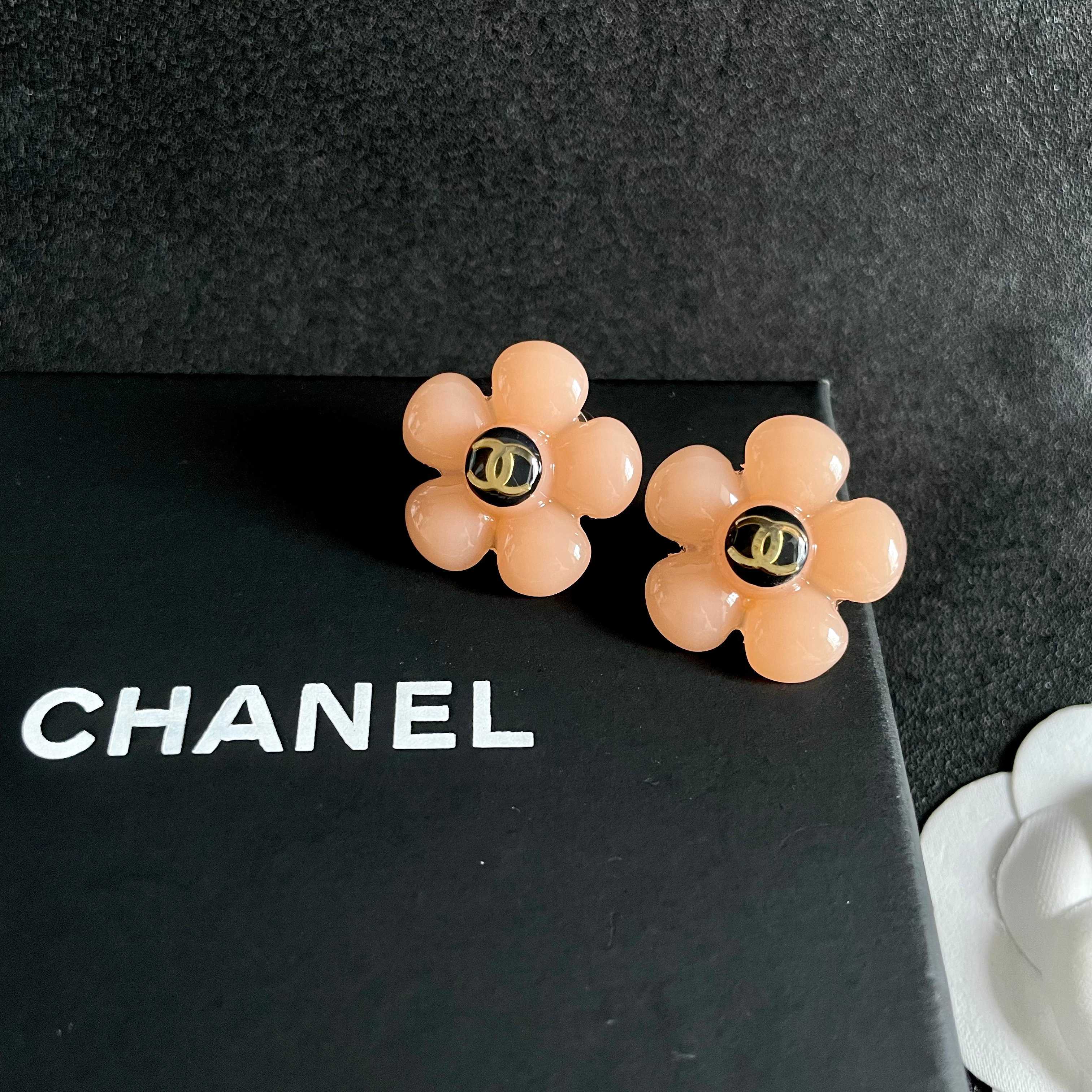 Chanel CC Logo Flower Stud Earrings earrings Peach resin gold-tone metal black enamel 2cm diameter