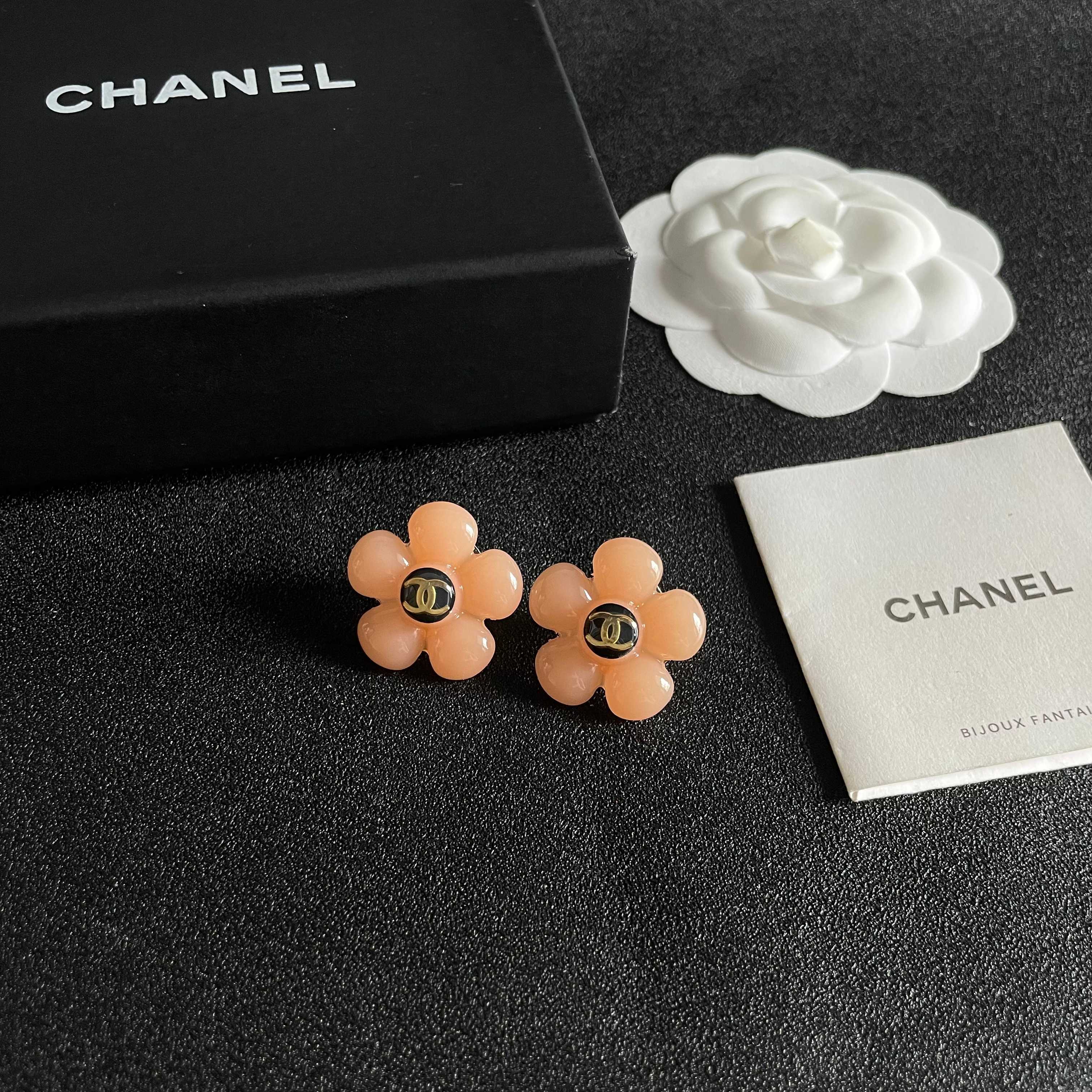 Chanel CC Logo Flower Stud Earrings earrings Peach resin gold-tone metal black enamel 2cm diameter