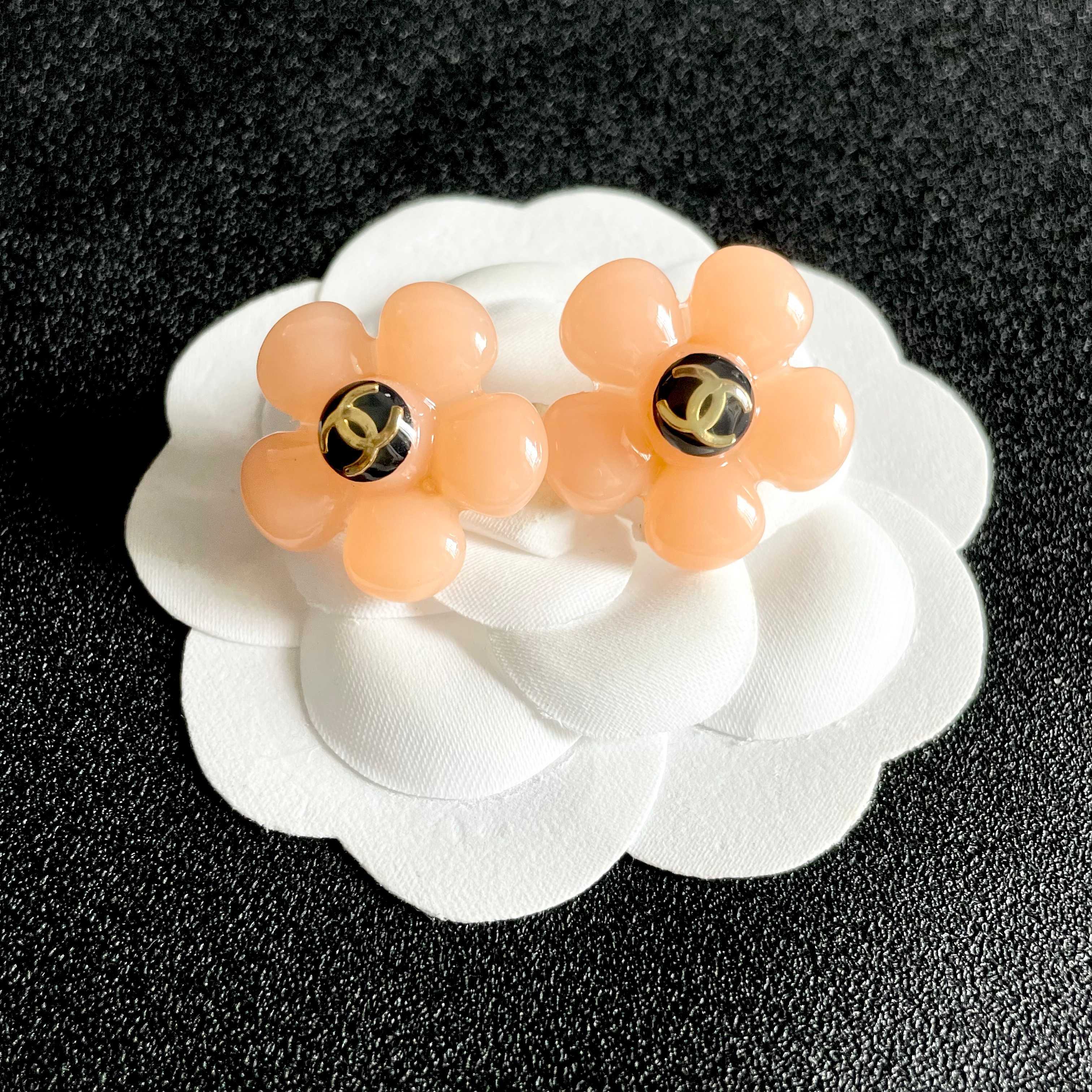 Chanel CC Logo Flower Stud Earrings earrings Peach resin gold-tone metal black enamel 2cm diameter