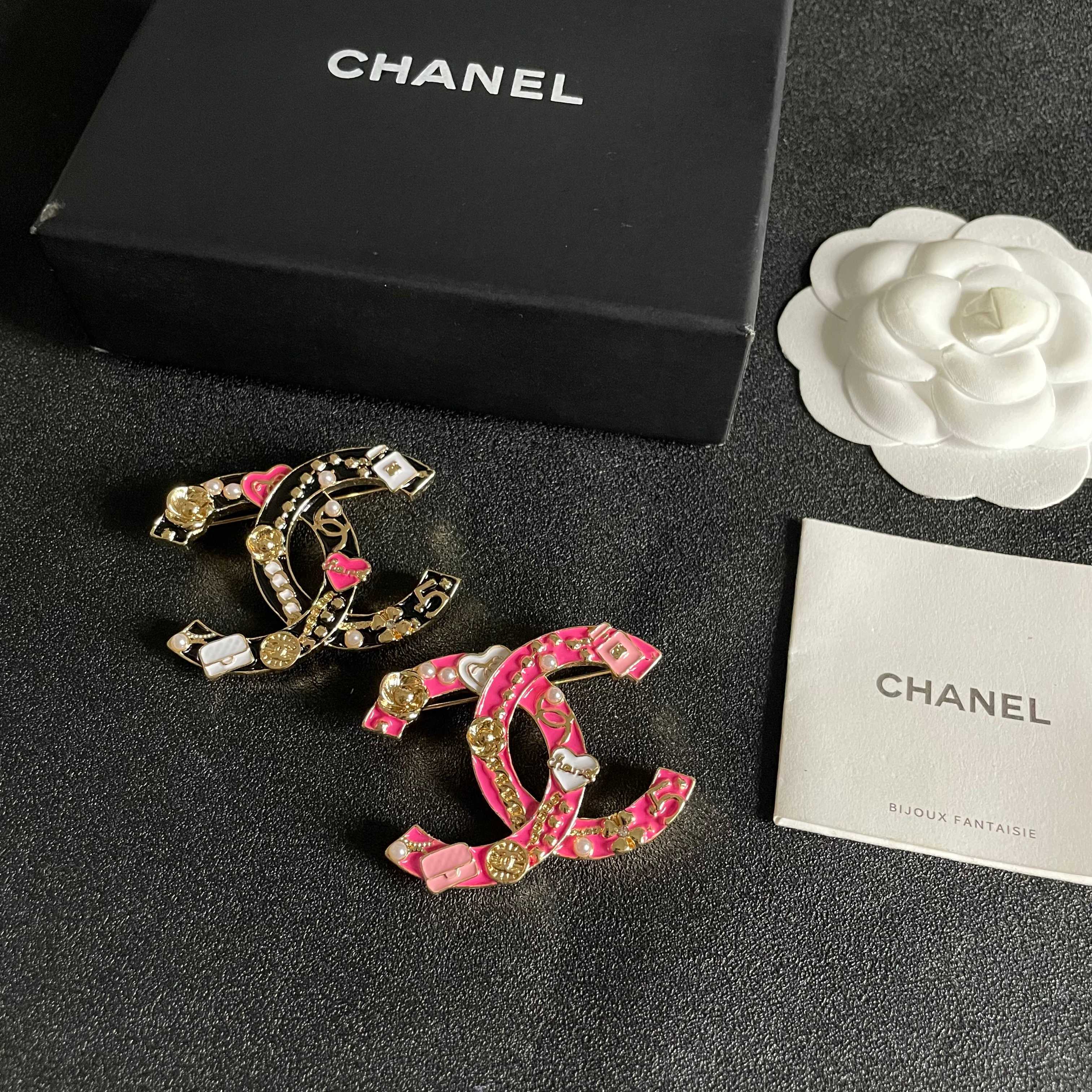 Chanel CC Logo Charms Brooch brooch Gold-tone metal with hot pink enamel white enamel accents white faux pearls 4cm width