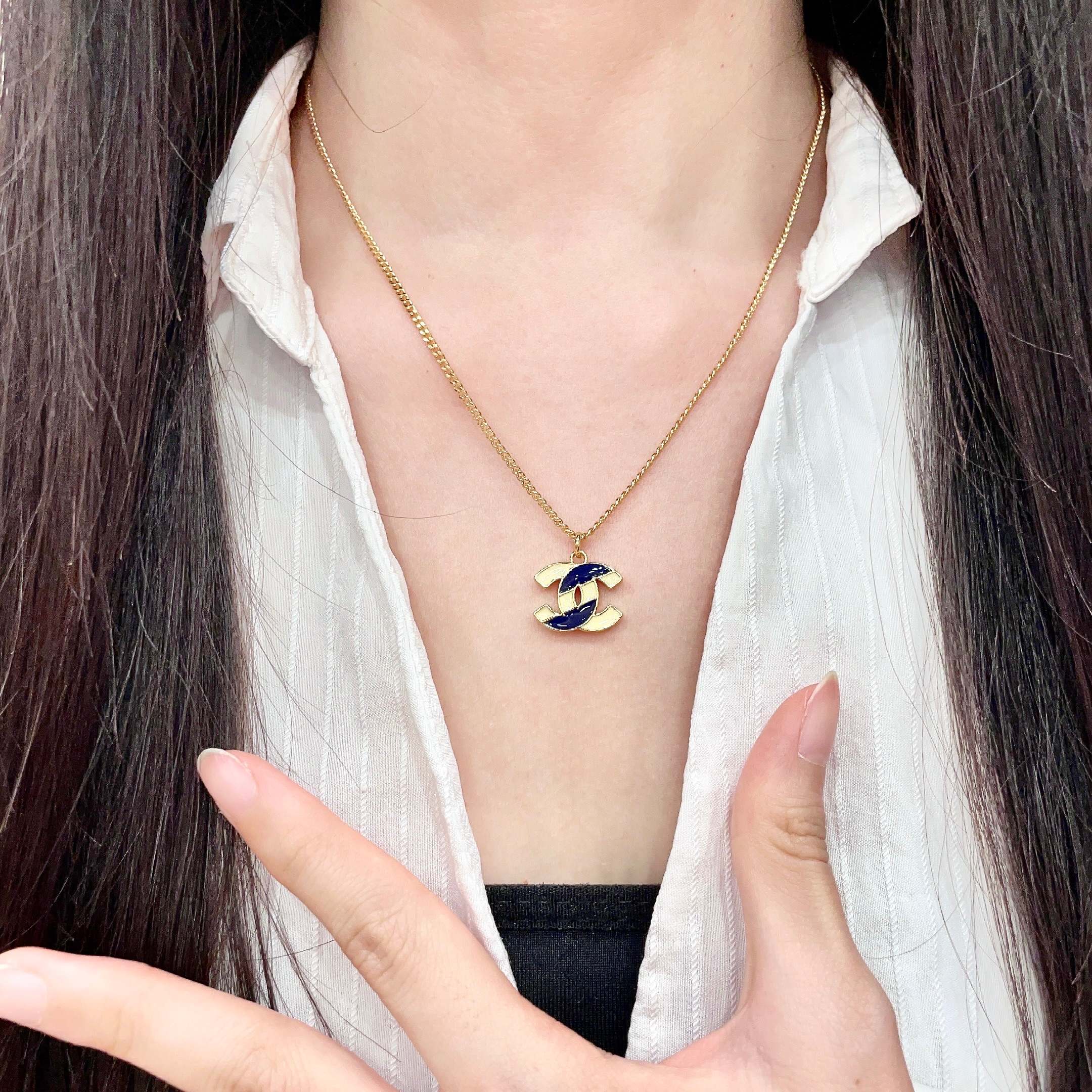 Chanel CC Enamel Pendant necklace Gold-tone metal with cream and navy blue enamel 42cm