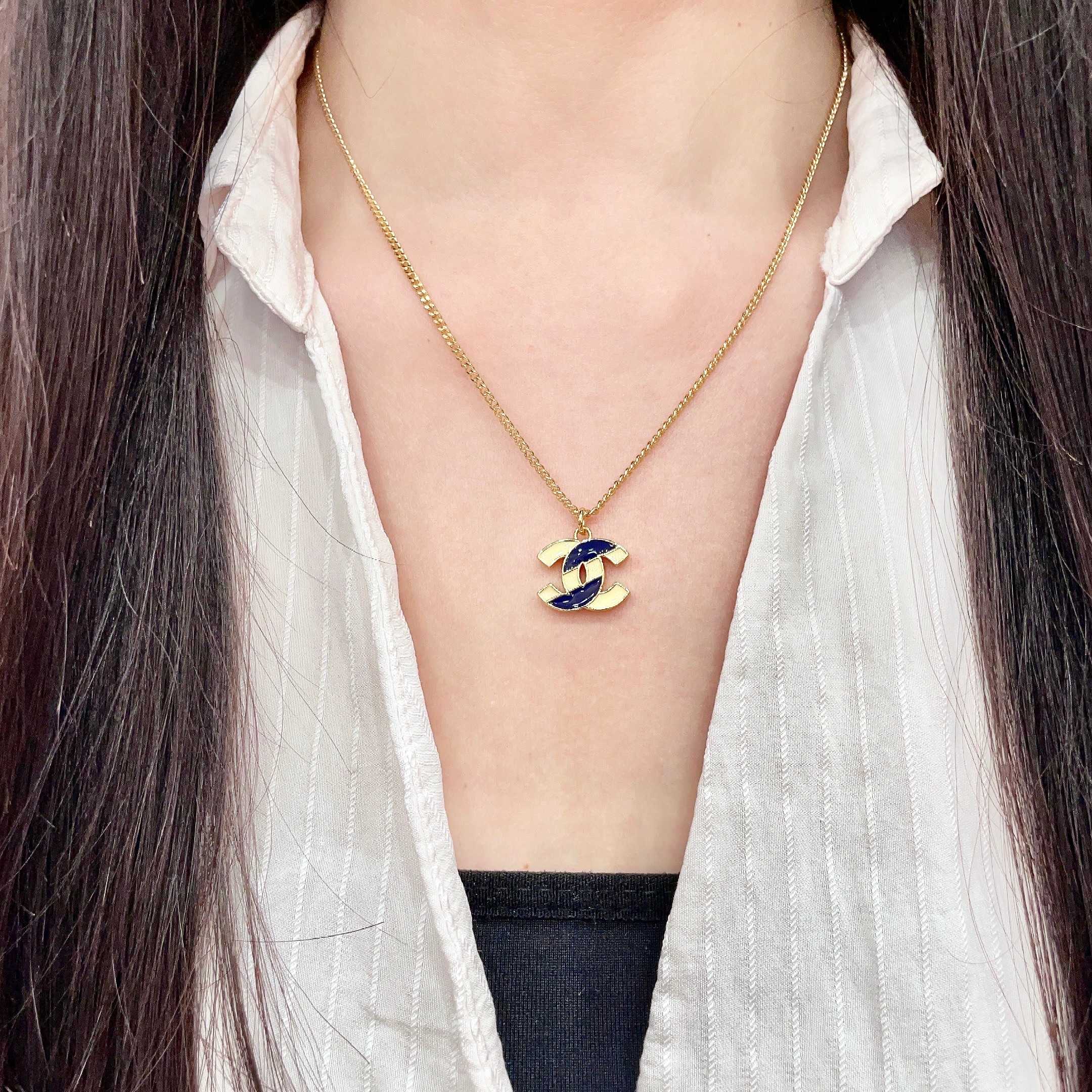Chanel CC Enamel Pendant necklace Gold-tone metal with cream and navy blue enamel 42cm